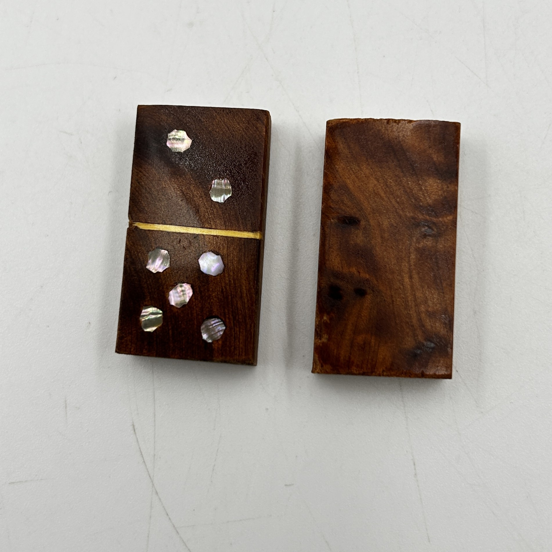 Voir photo 3 de Jeu de dominos en bois – élégance vintage & nacre Jeu de dominos en bois – élégance vintage & nacre Bon état - Vue 3 -