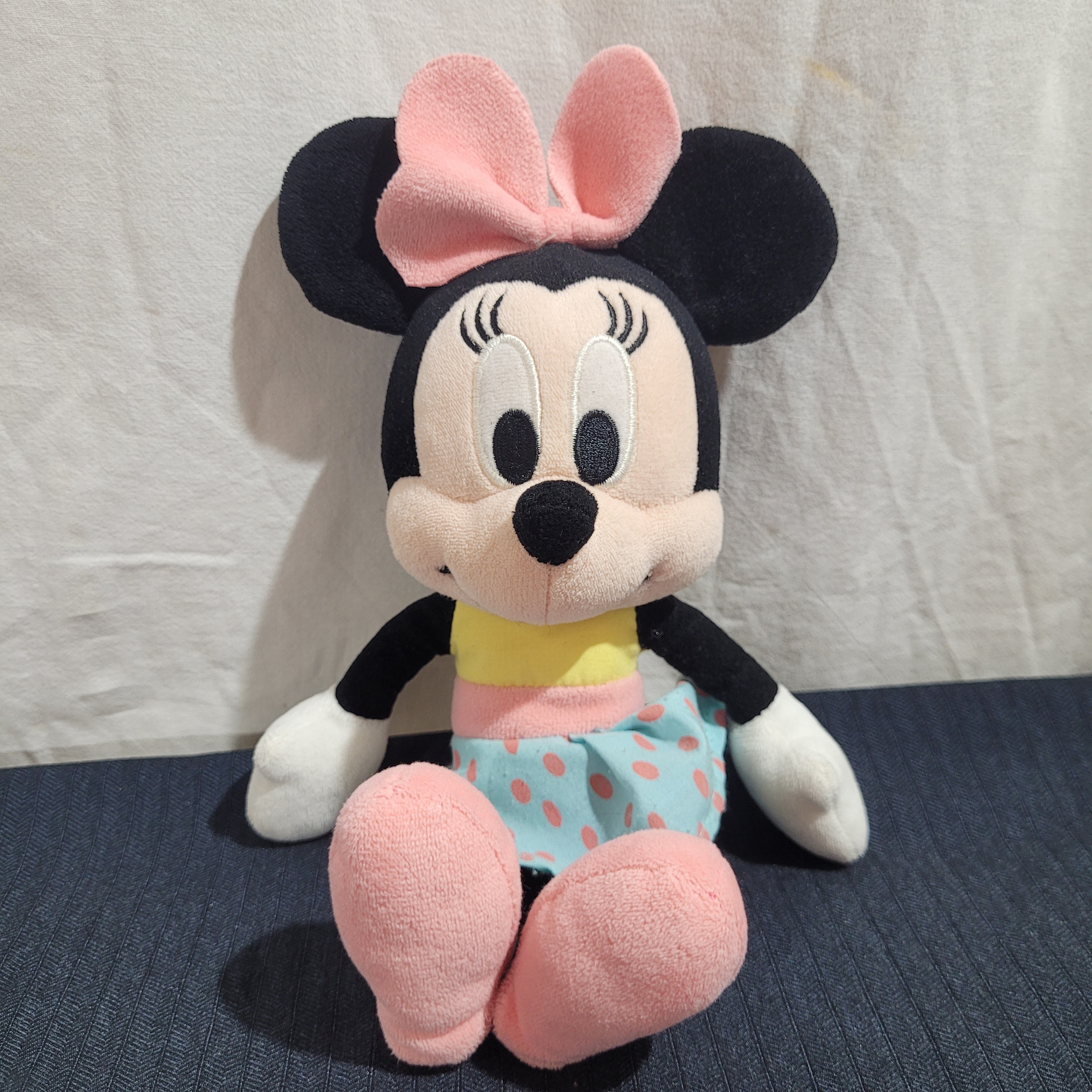Voir photo 3 de Lot de 2 peluches officielles Minnie Mouse - Disney Lot de 2 peluches officielles Minnie Mouse - Disney Très bon état - Vue 3 -