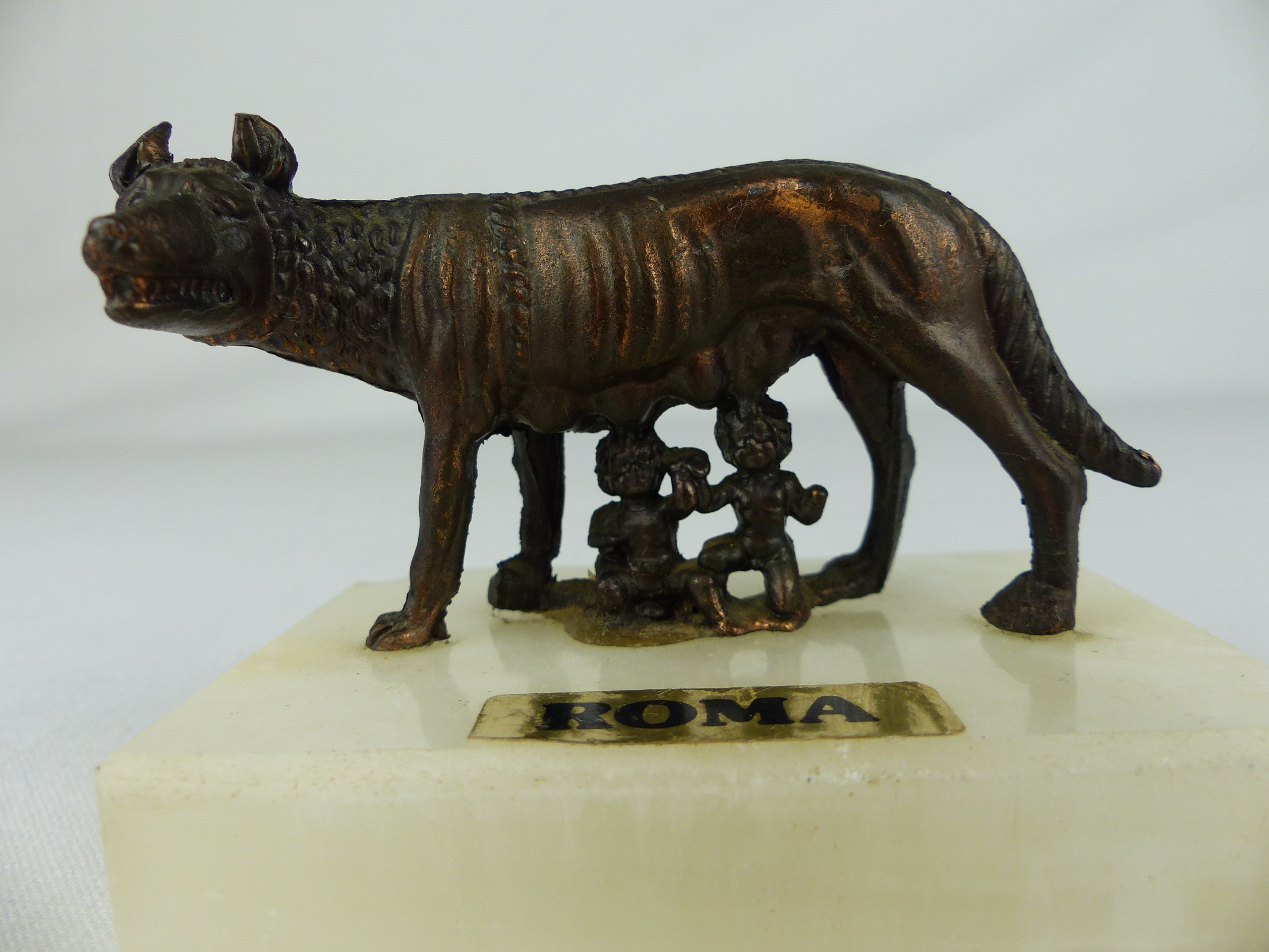 Statuette de La Louve, Rémus et Romulus, bronze et marbre, 6 cm Bon état - Vue 2 - 