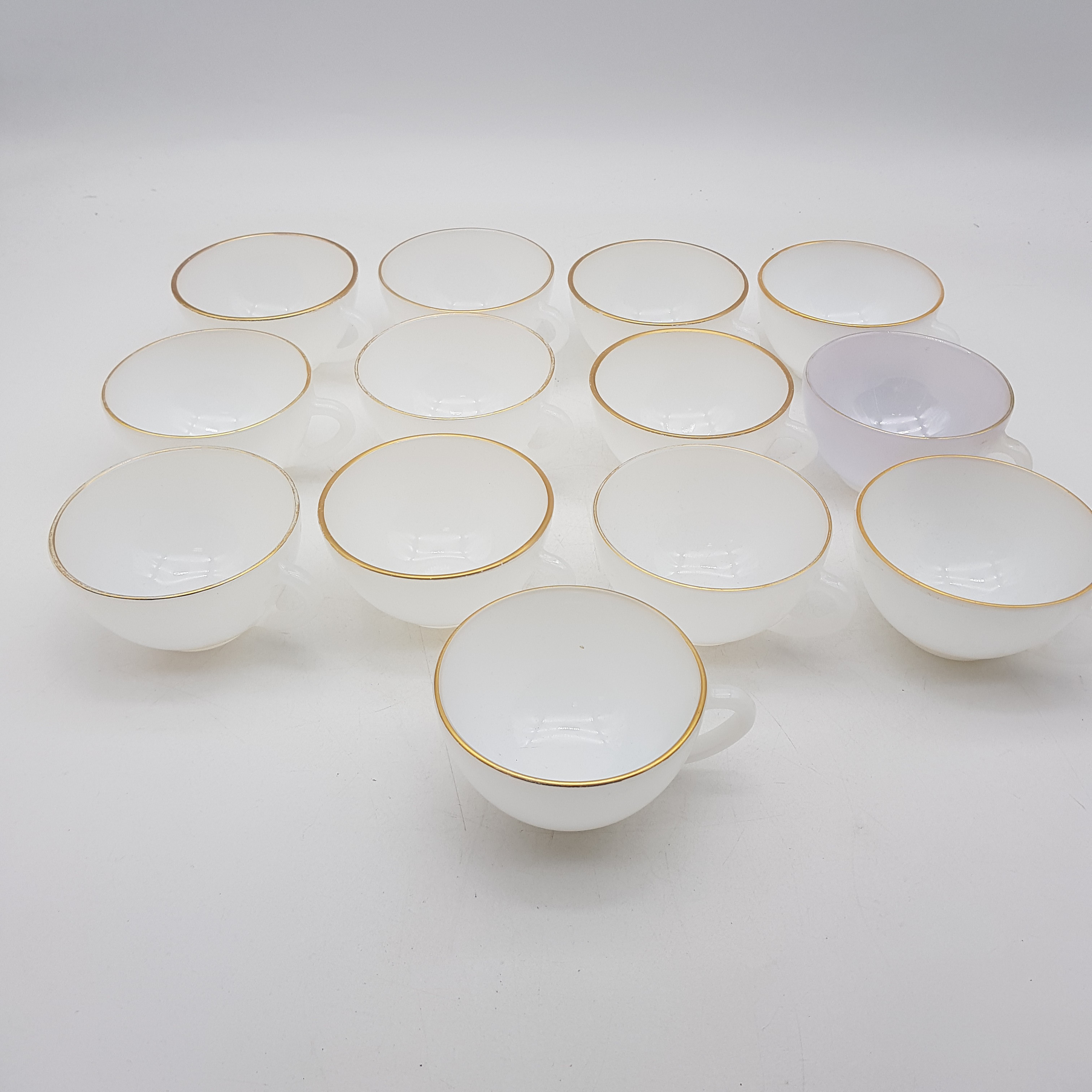Lot de 13 tasses en Arcopal - liseré doré Bon état - Vue 3 - 