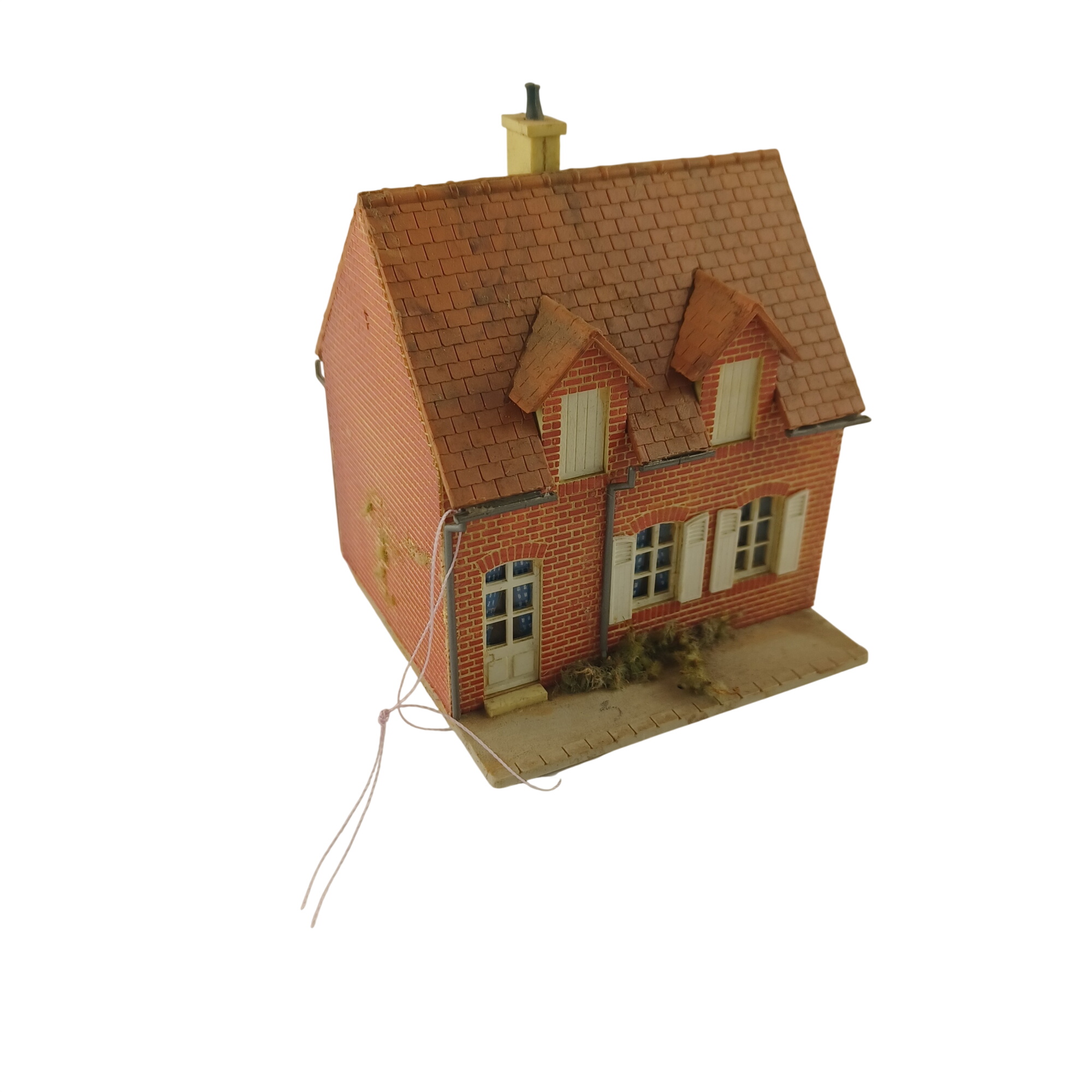 Maquette de modélisme d'une maison en brique rouge de 7x8x8 cm Très bon état -  reconditionné disponible sur Label Emmaüs