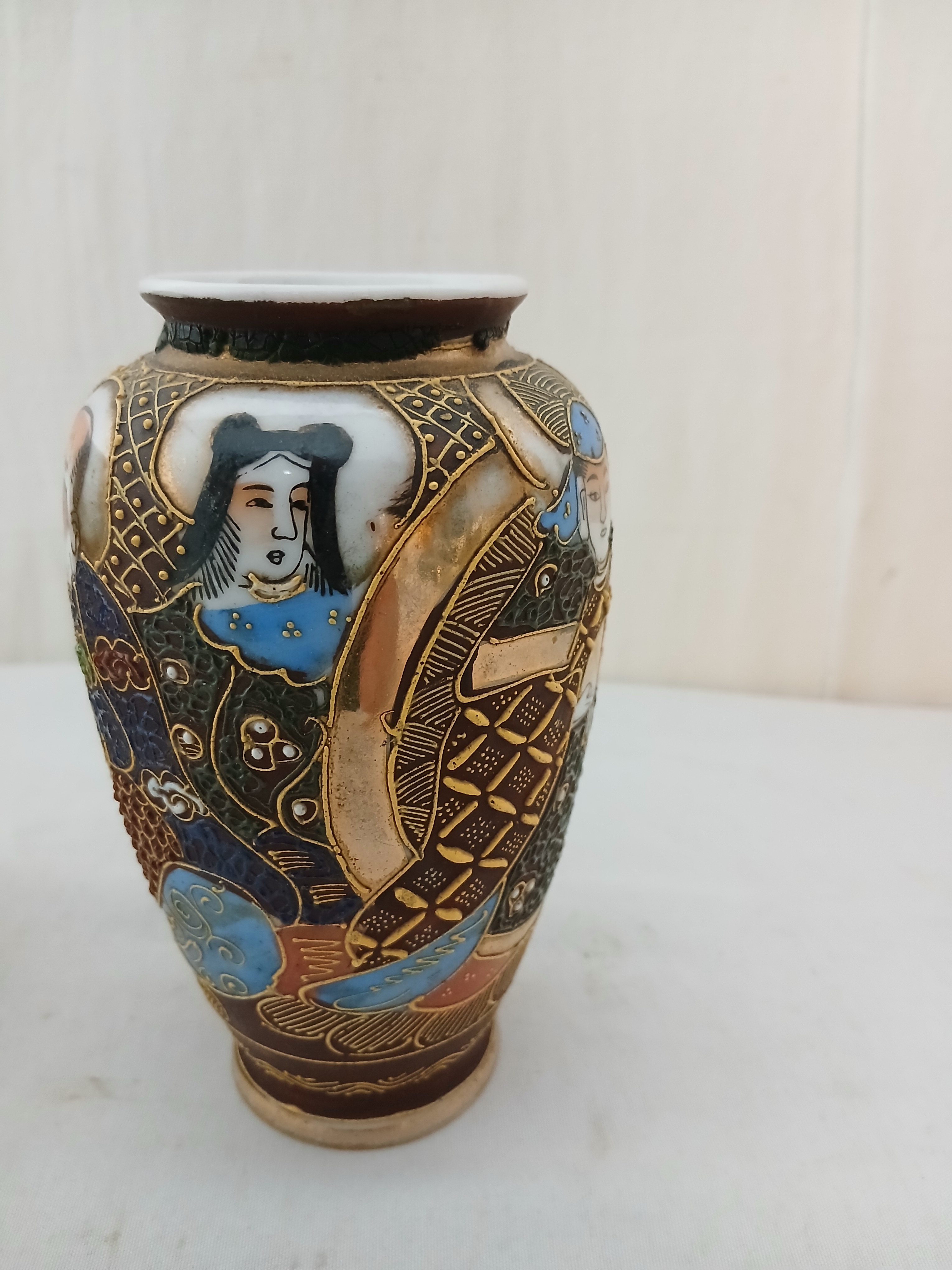 Lot de 2 petits vases en porcelaine émaillée à décor japonisant. Très bon état - Vue 4 - 