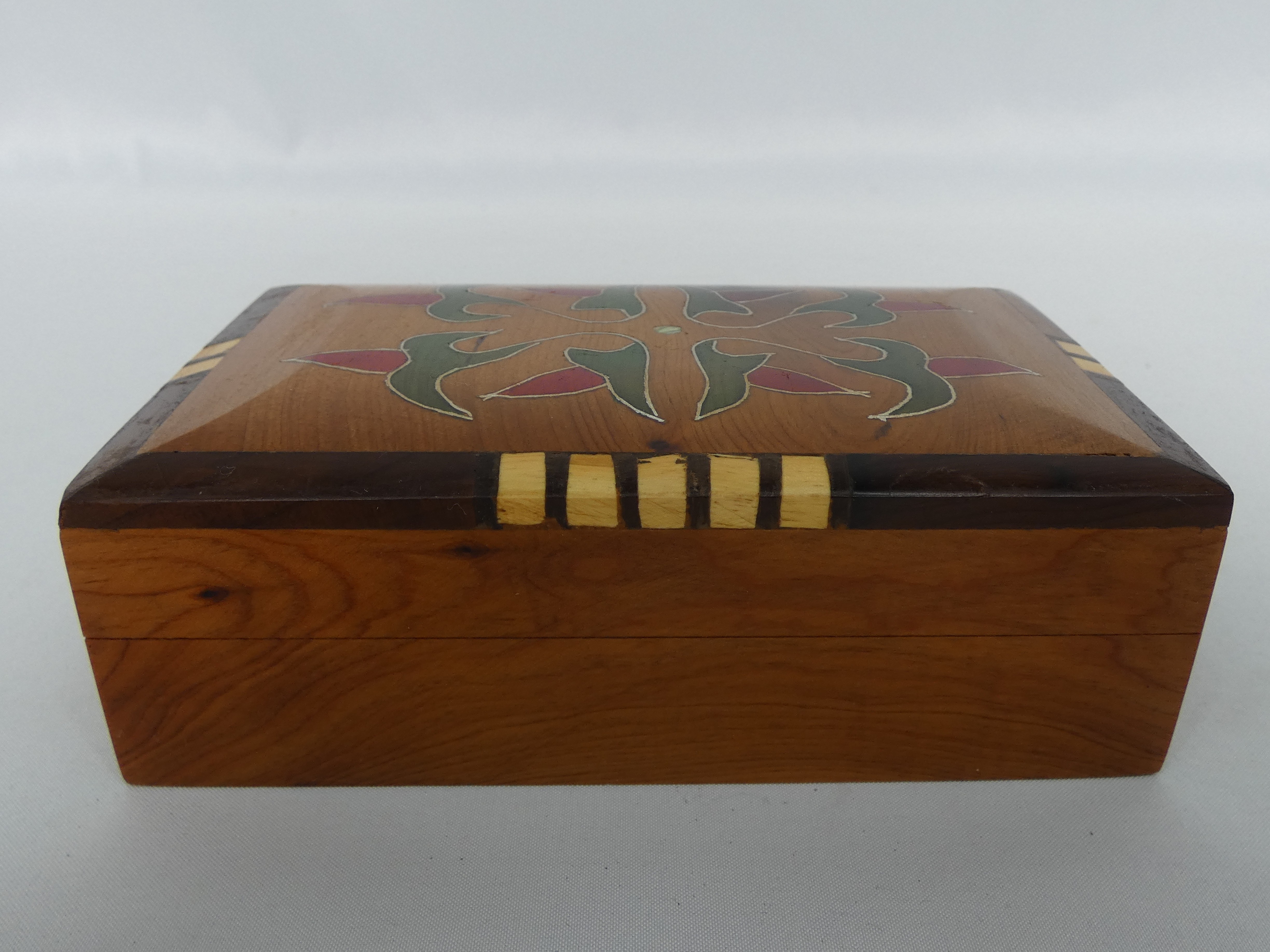 Petit coffret à bijoux en bois - Photo 1
