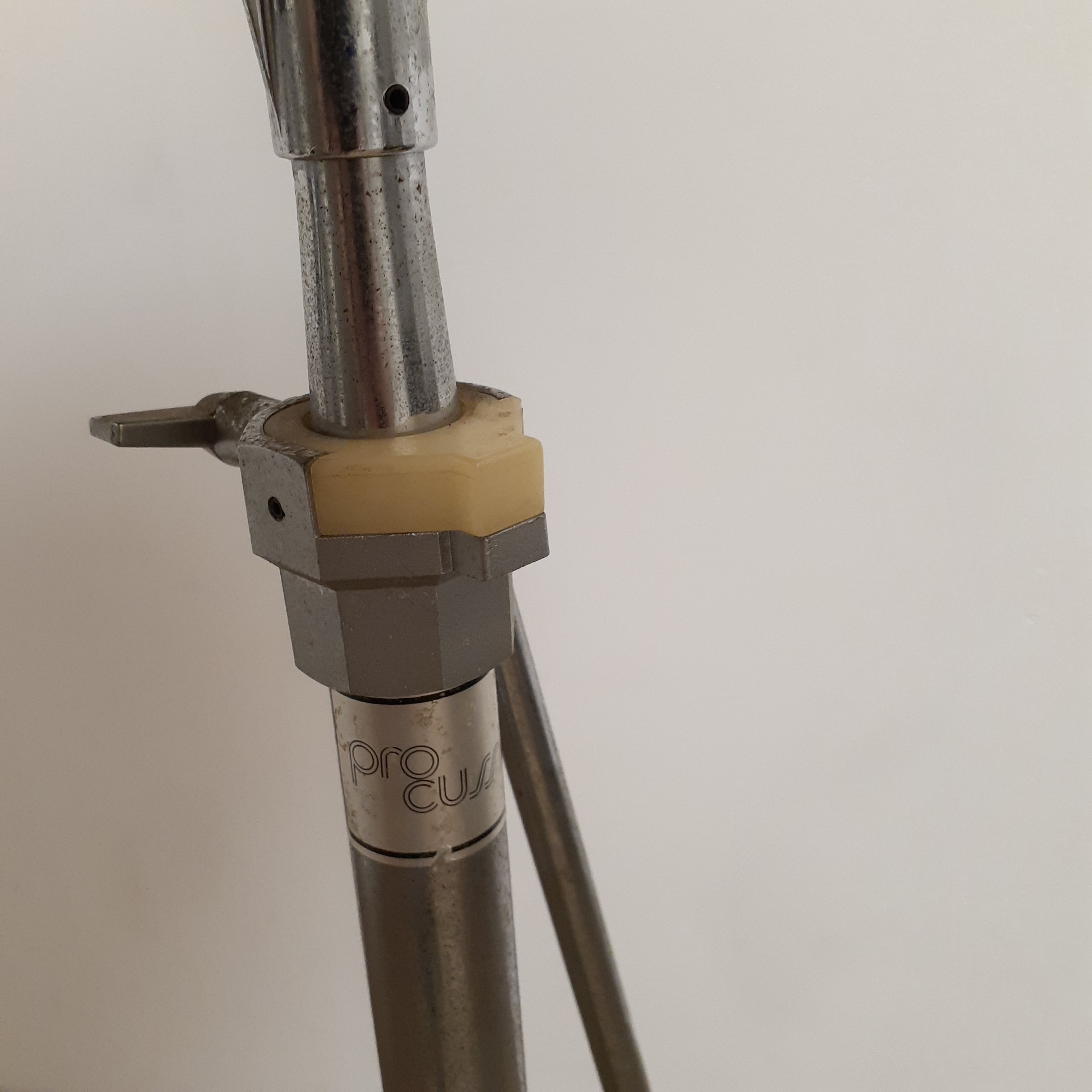 Cymbale en cuivre avec pied réglable Bon état - Vue 3 - 