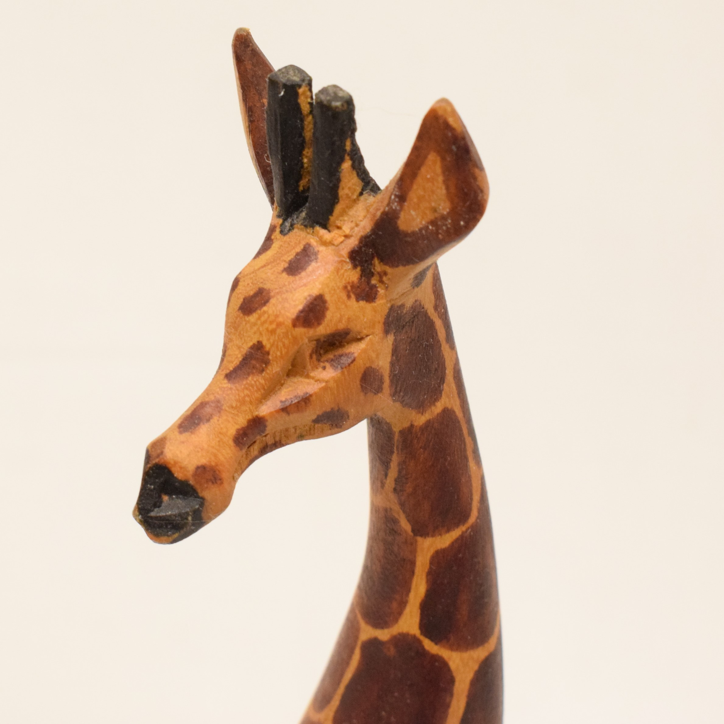Statuette représentant une girafe en bois sculpté et peint - Photo 3