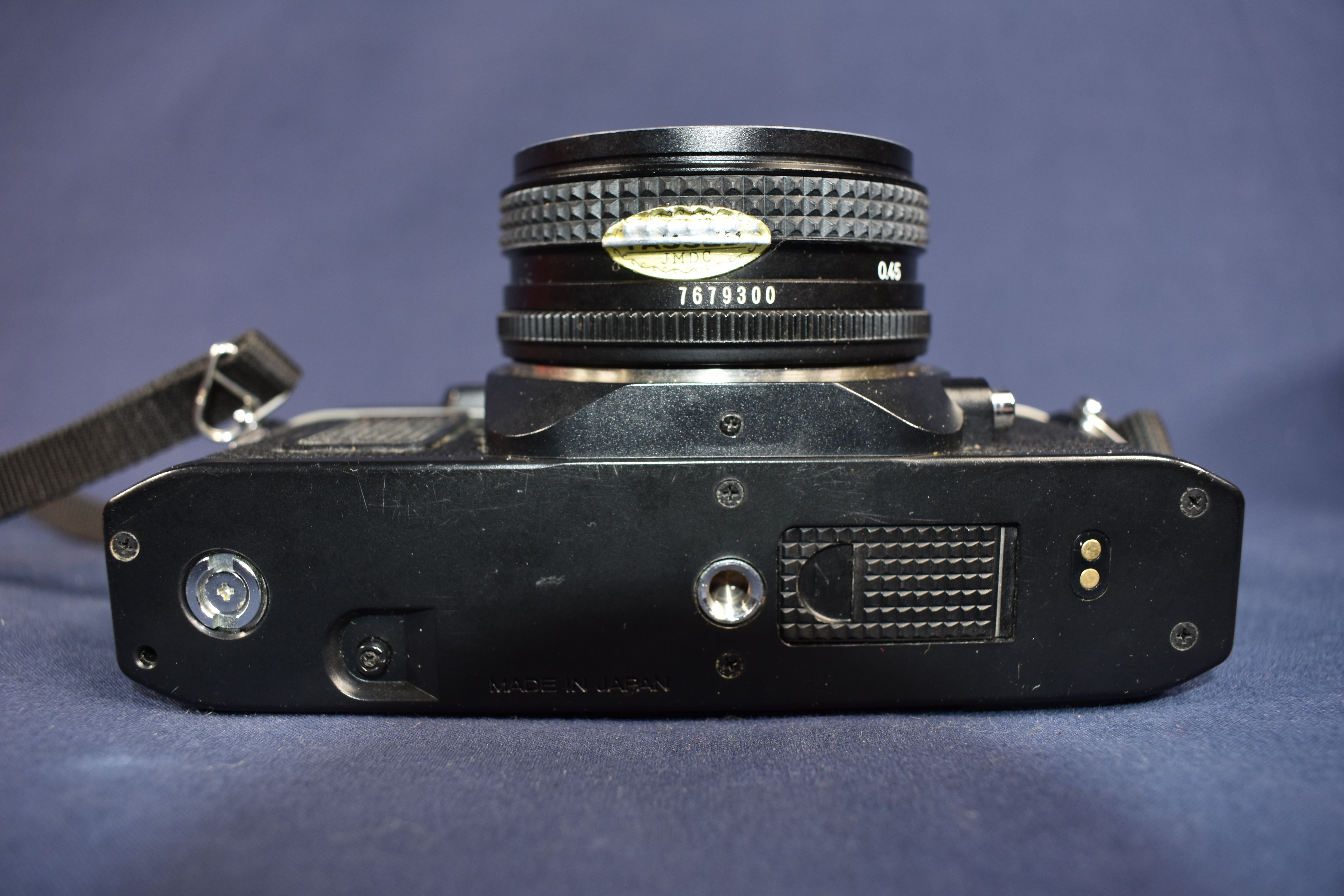 Appareil photos argentiques KONICA FP-1, dans son étui d'origine, muni de sa clé + objectif KONICA 135/F3.5 complet de ses notices + flash SUNPAK auto 20 SR. Bon état - Vue 4 - 