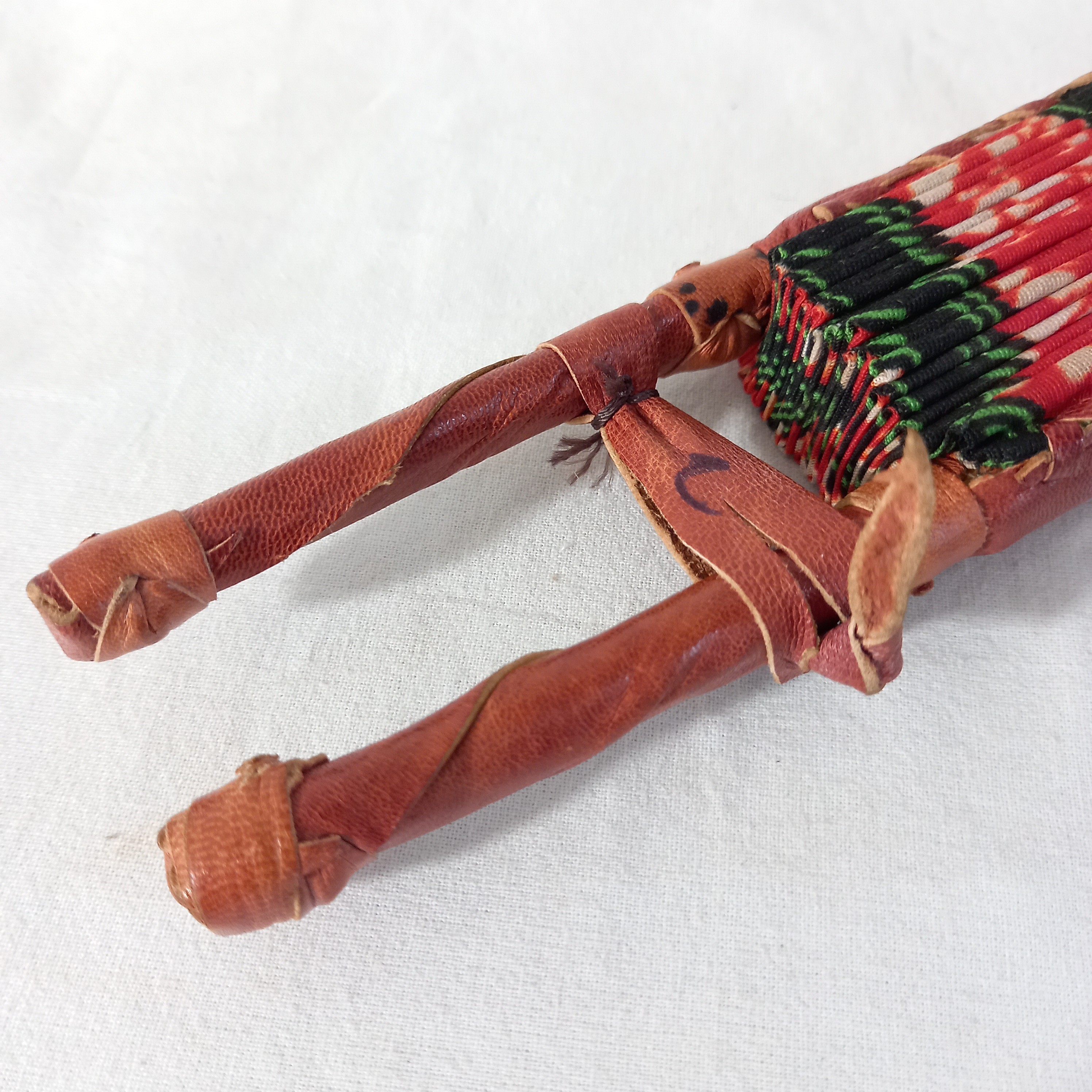 Eventail Africain circulaire, en bois, cuir et wax Bon état - Vue 5 - 