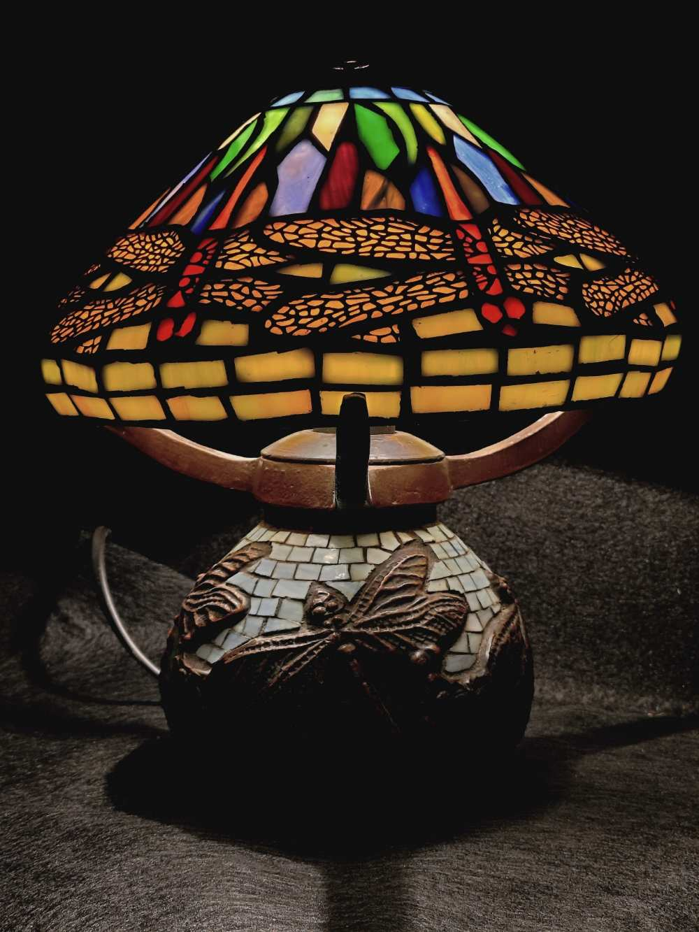 Lampe de table conique Tiffany traditionnelle, dôme en verre coloré et plombé avec Libellules, pied bronze, Art Nouveau. - Photo 7