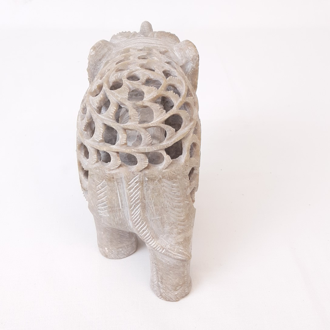 Statuette d'éléphant en pierre à savon - Photo 2