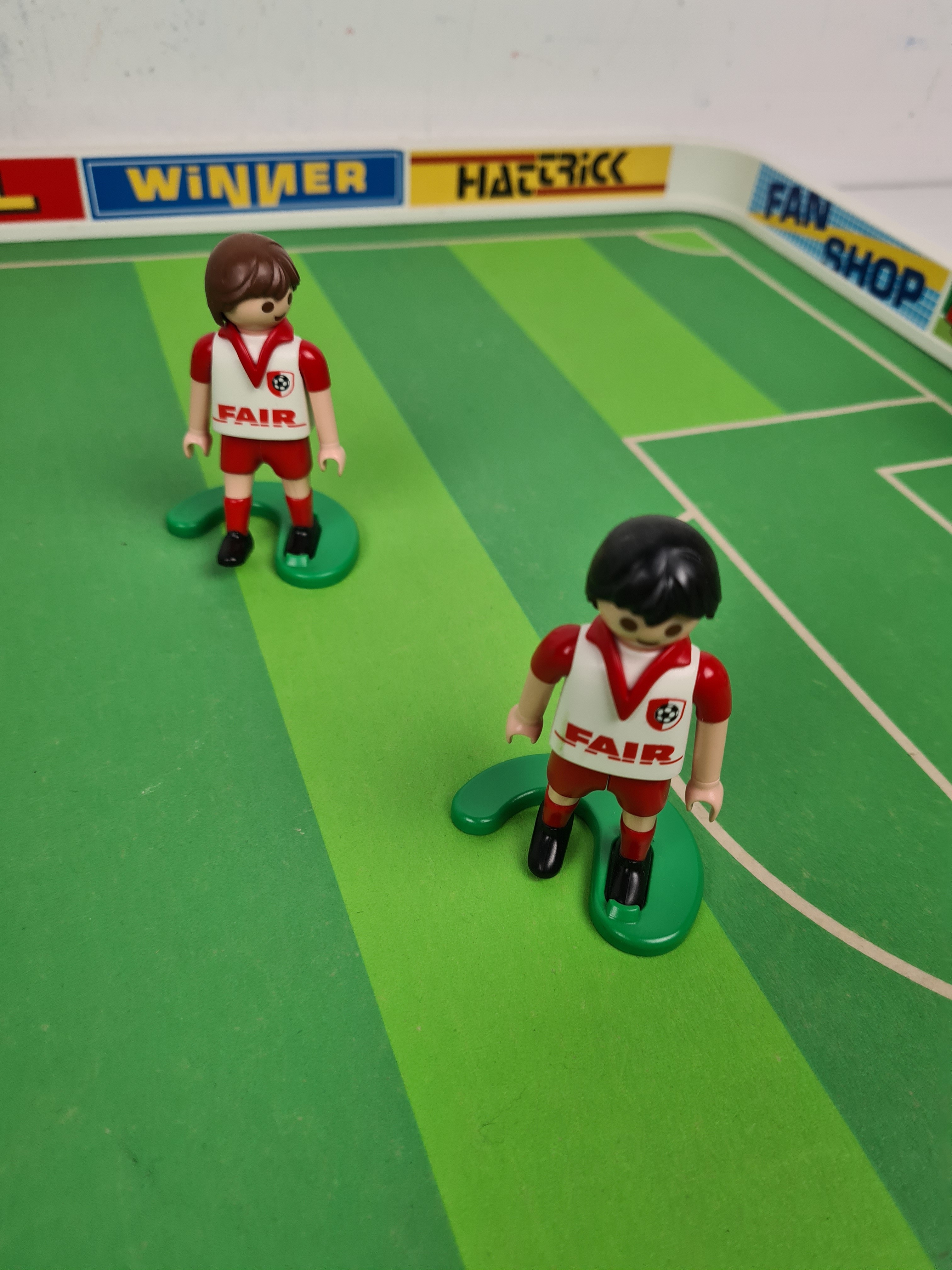 Voir photo 10 de Playmobil - 4700 Terrain de football avec joueurs - 5 ans + Playmobil - 4700 Terrain de football avec joueurs - 5 ans + État correct - Vue 10 -