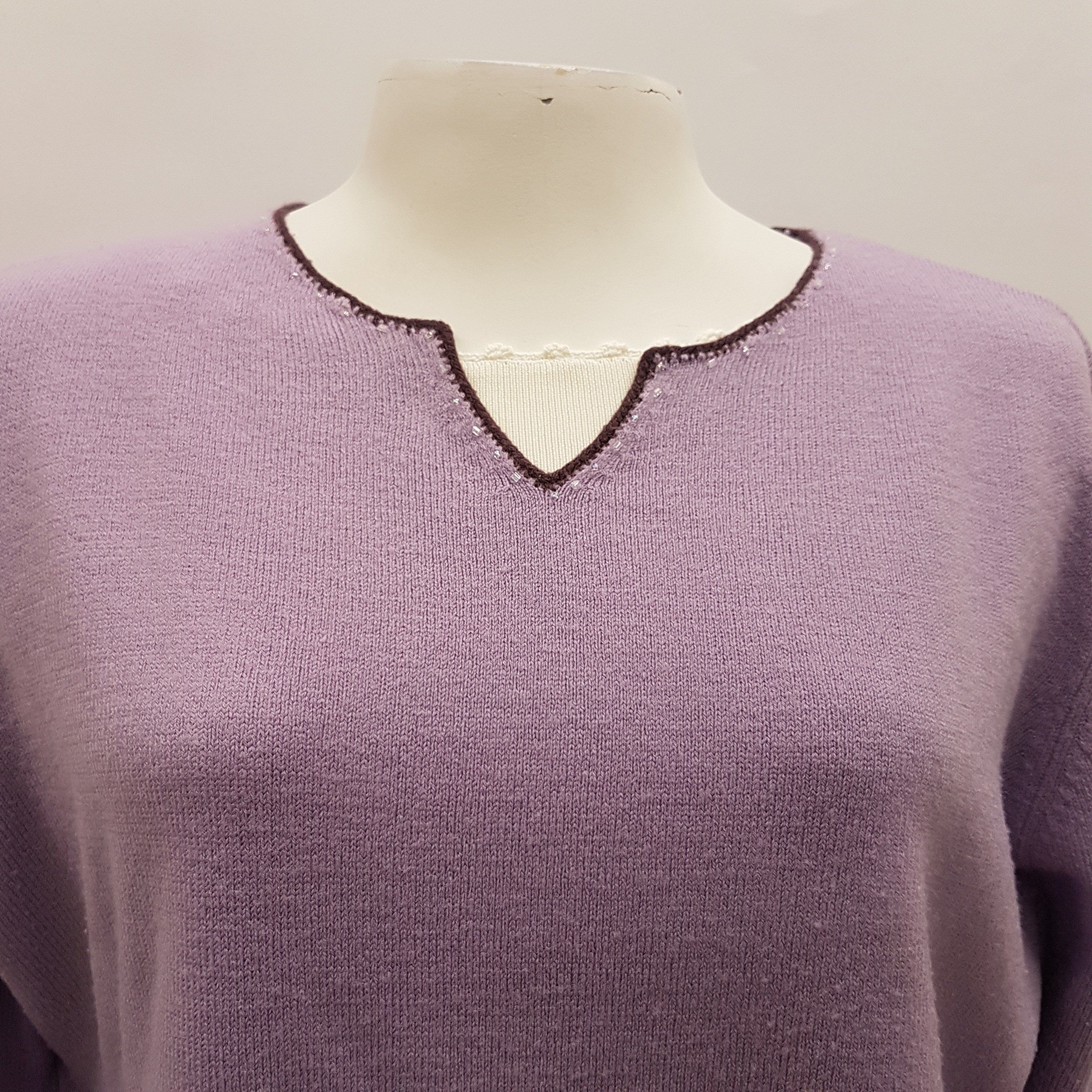 Voir photo 6 de Pull fin mauve - ARMAND THIERY - taille 3 Pull fin mauve - ARMAND THIERY - taille 3 Bon état - Vue 6 -