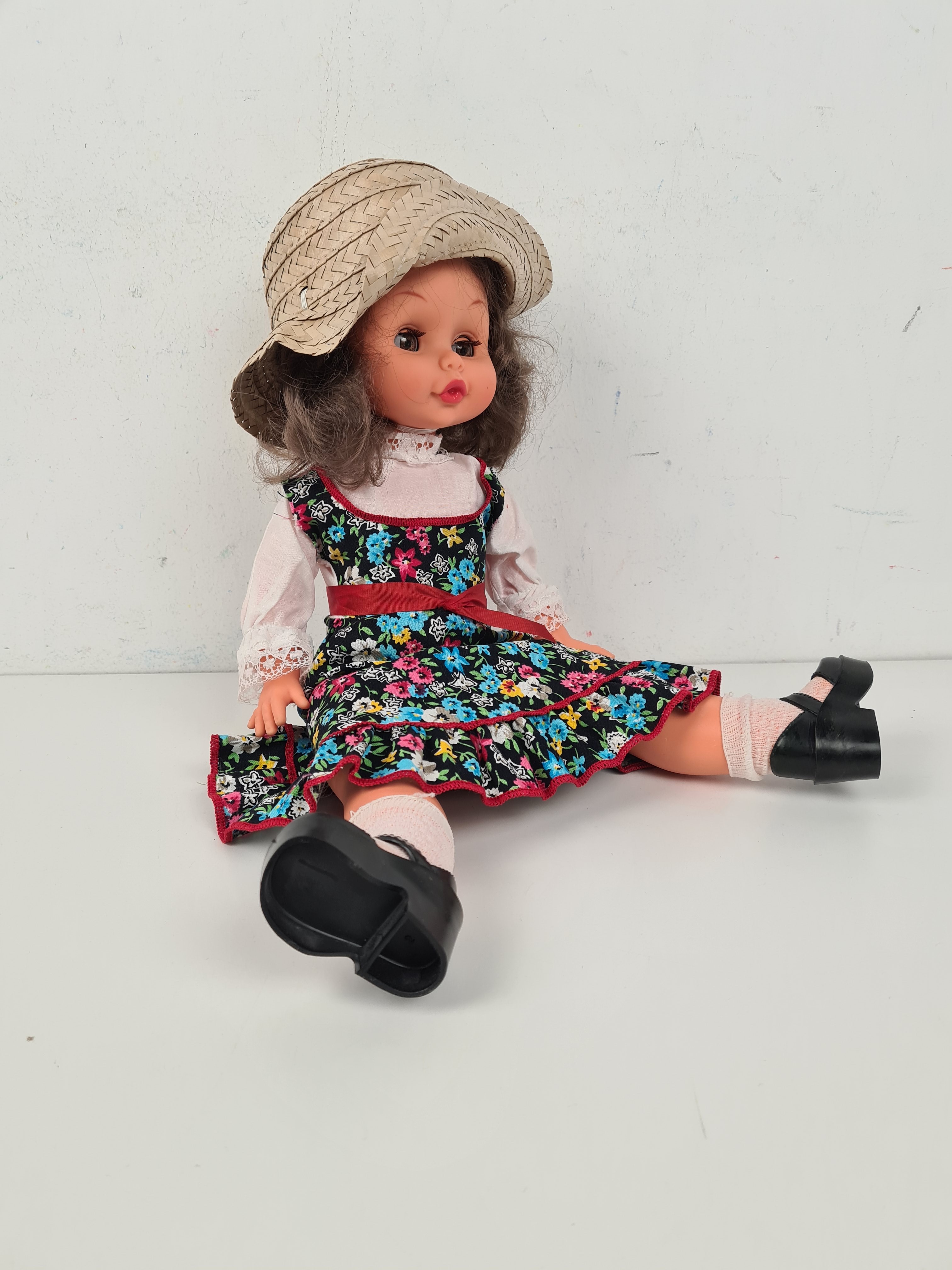 Voir photo 7 de Poupée Vintage - MINIFON Italy Patent + 2 disc robe fleuré chapeau en pille - 44 cm Poupée Vintage - MINIFON Italy Patent + 2 disc robe fleuré chapeau en pille - 44 cm Bon état - Vue 7 -