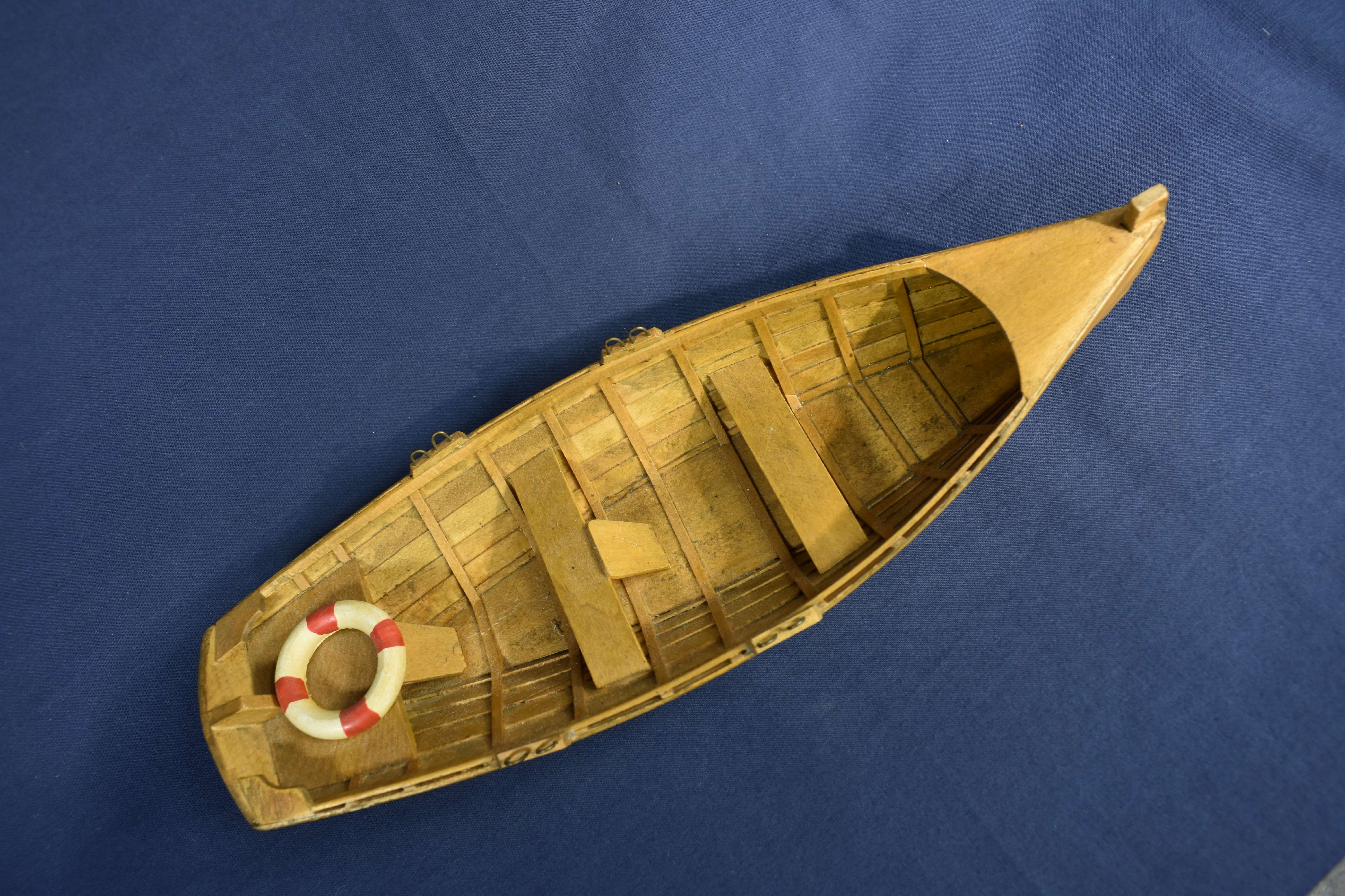 Voir photo 2 de Très belle maquette ancienne, en bois d'un canoë, avec ses 2 rames et sa bouée de sauvetage, longueur 29.5 cm. Très belle maquette ancienne, en bois d'un canoë, avec ses 2 rames et sa bouée de sauvetage, longueur 29.5 cm. Bon état - Vue 2 -