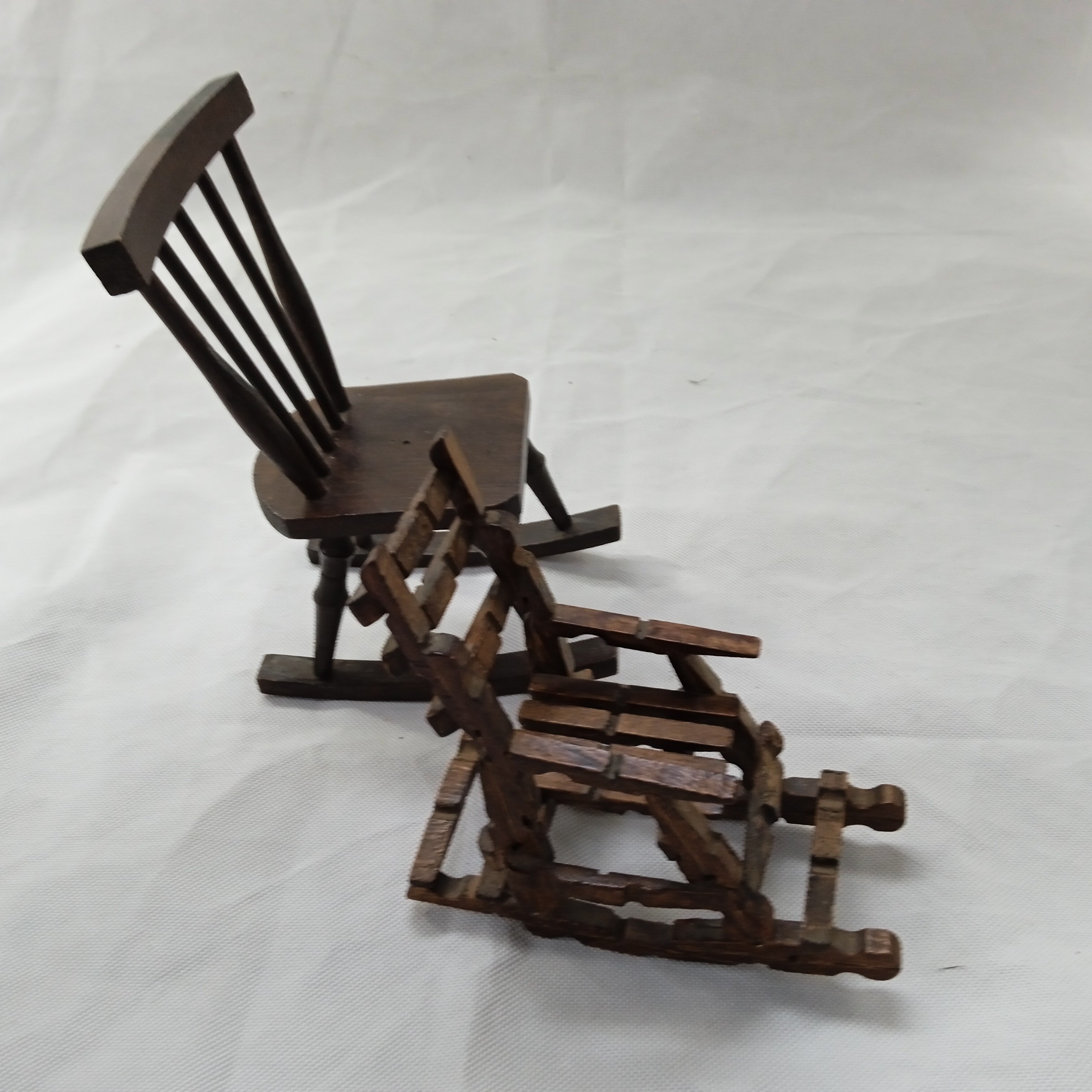 Voir photo 3 de Lot de 2 mini chaises vintage en bois 16 et 22 cm Lot de 2 mini chaises vintage en bois 16 et 22 cm Bon état - Vue 3 -