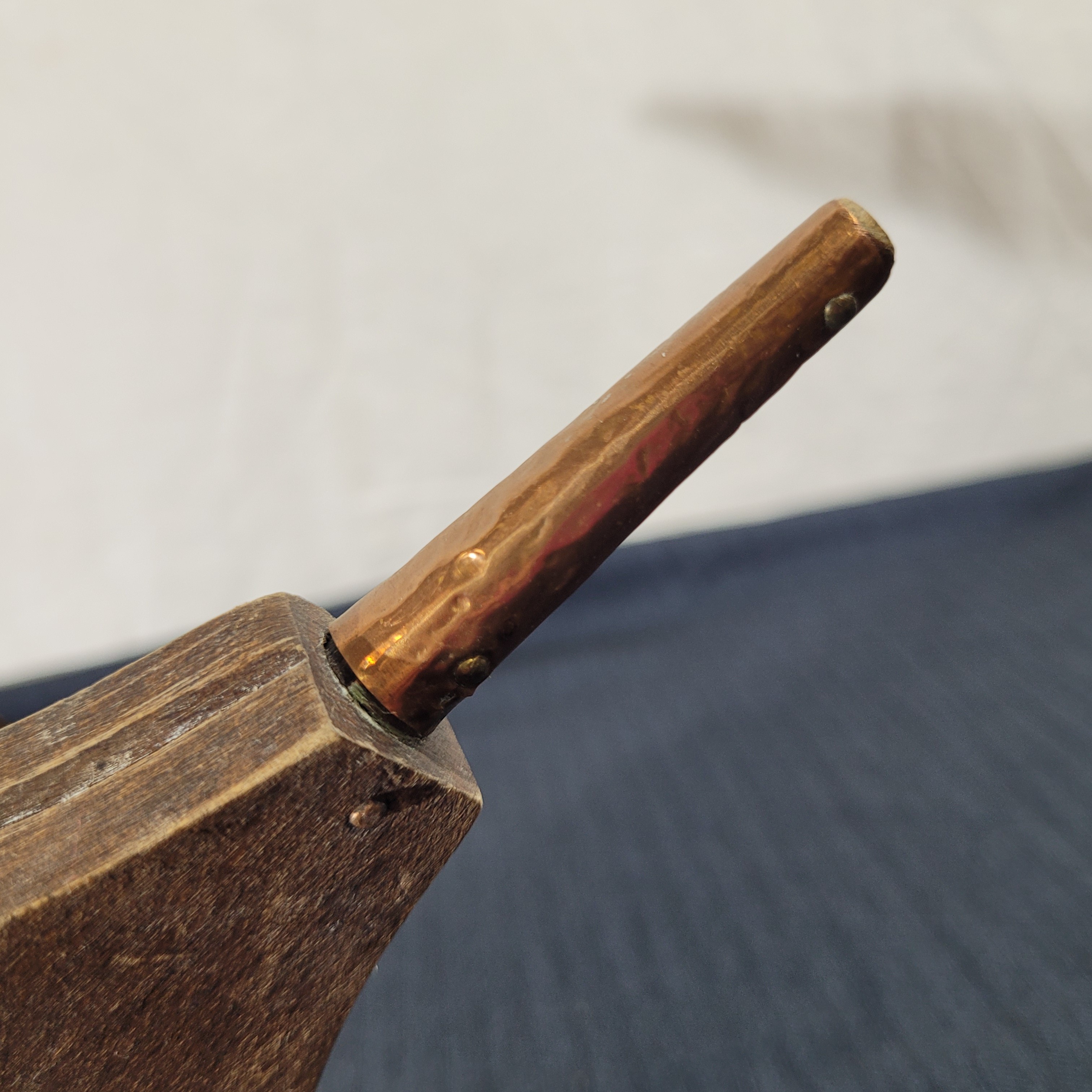 Voir photo 4 de Bougeoir vintage "Soufflet de cheminée" en bois sculpté et cuivre Bougeoir vintage "Soufflet de cheminée" en bois sculpté et cuivre Bon état - Vue 4 -