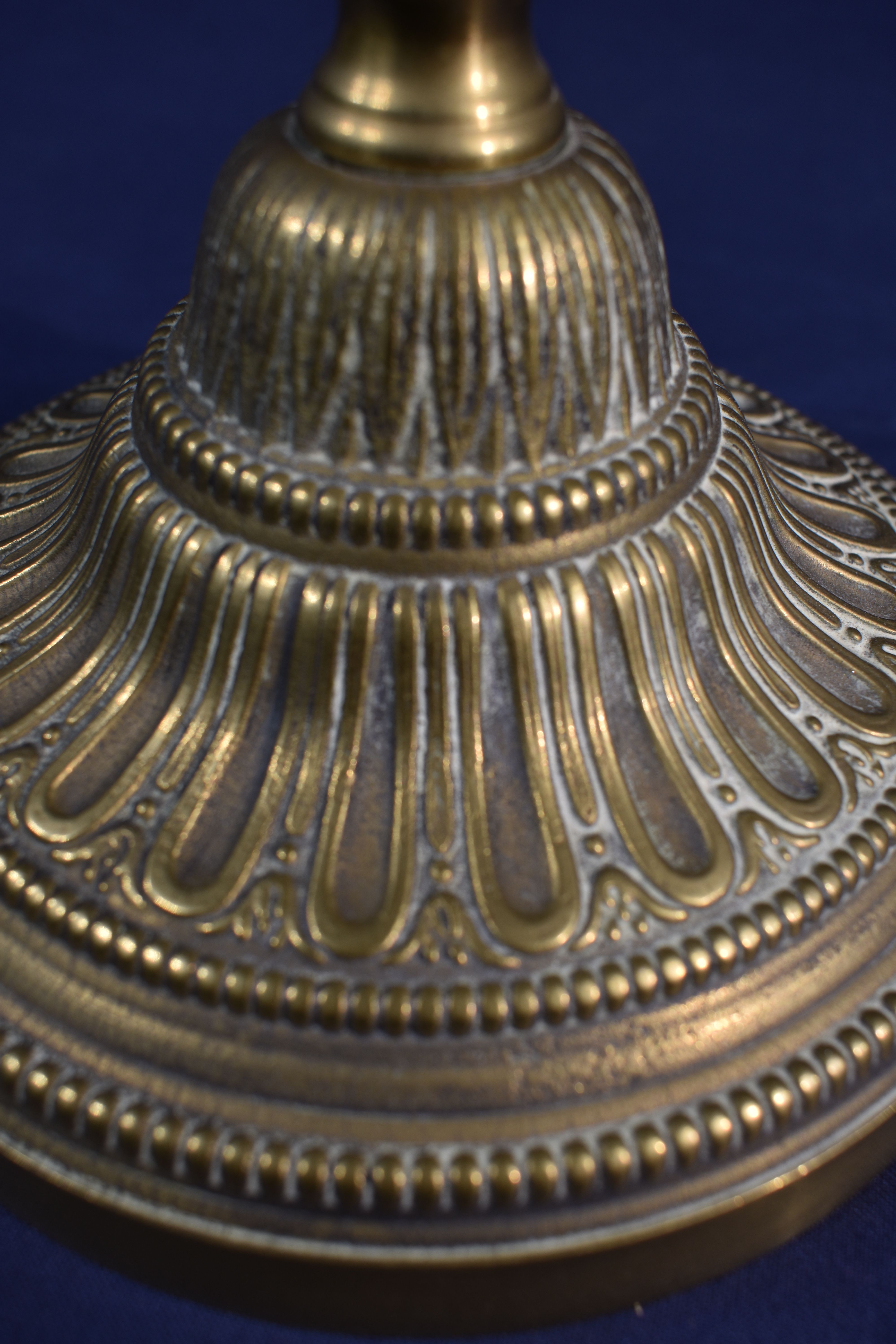 Grand bougeoir en bronze fin XIX é, équipé pour être électrifié, hauteur 28.5 et diamètre 13.5 cm. - Photo 9