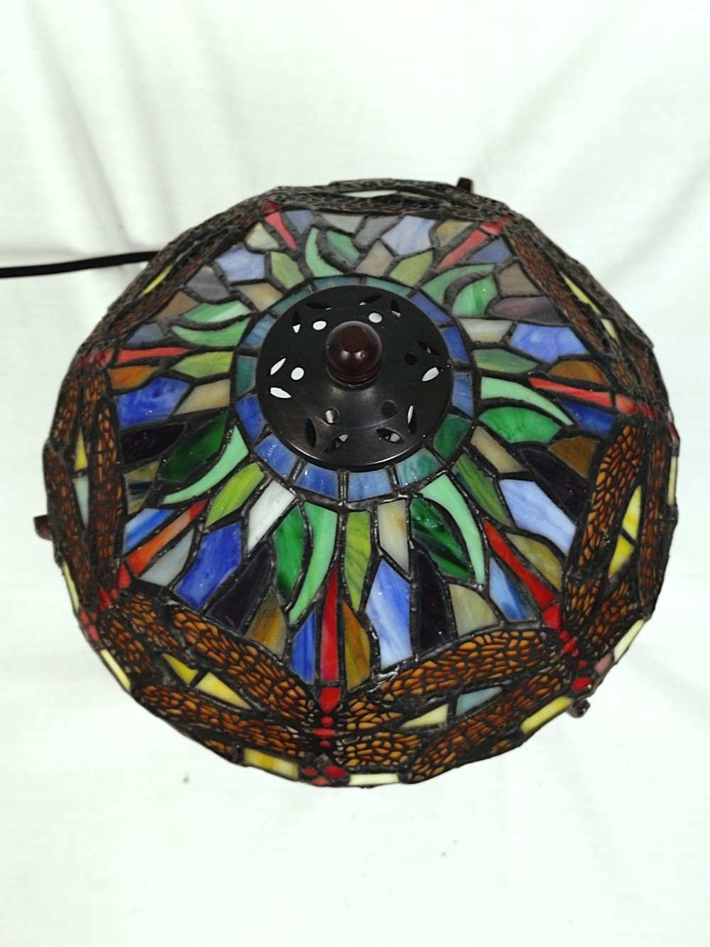 Lampe de table conique Tiffany traditionnelle, dôme en verre coloré et plombé avec Libellules, pied bronze, Art Nouveau. - Photo 12