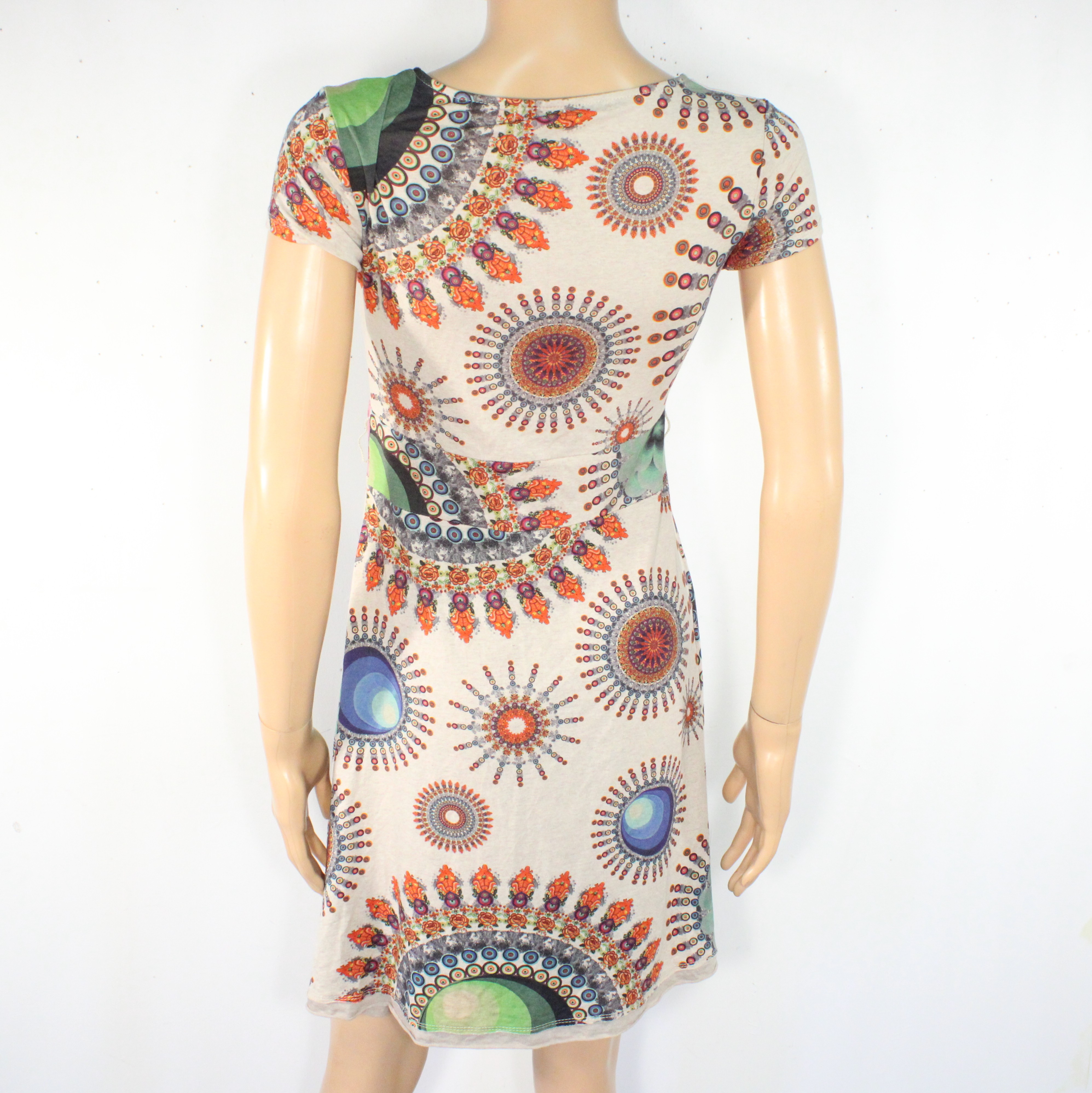 Voir photo 5 de Robe Beige & Multicolore DESIGUAL Taille M Robe Beige & Multicolore DESIGUAL Taille M Très bon état - Vue 5 -