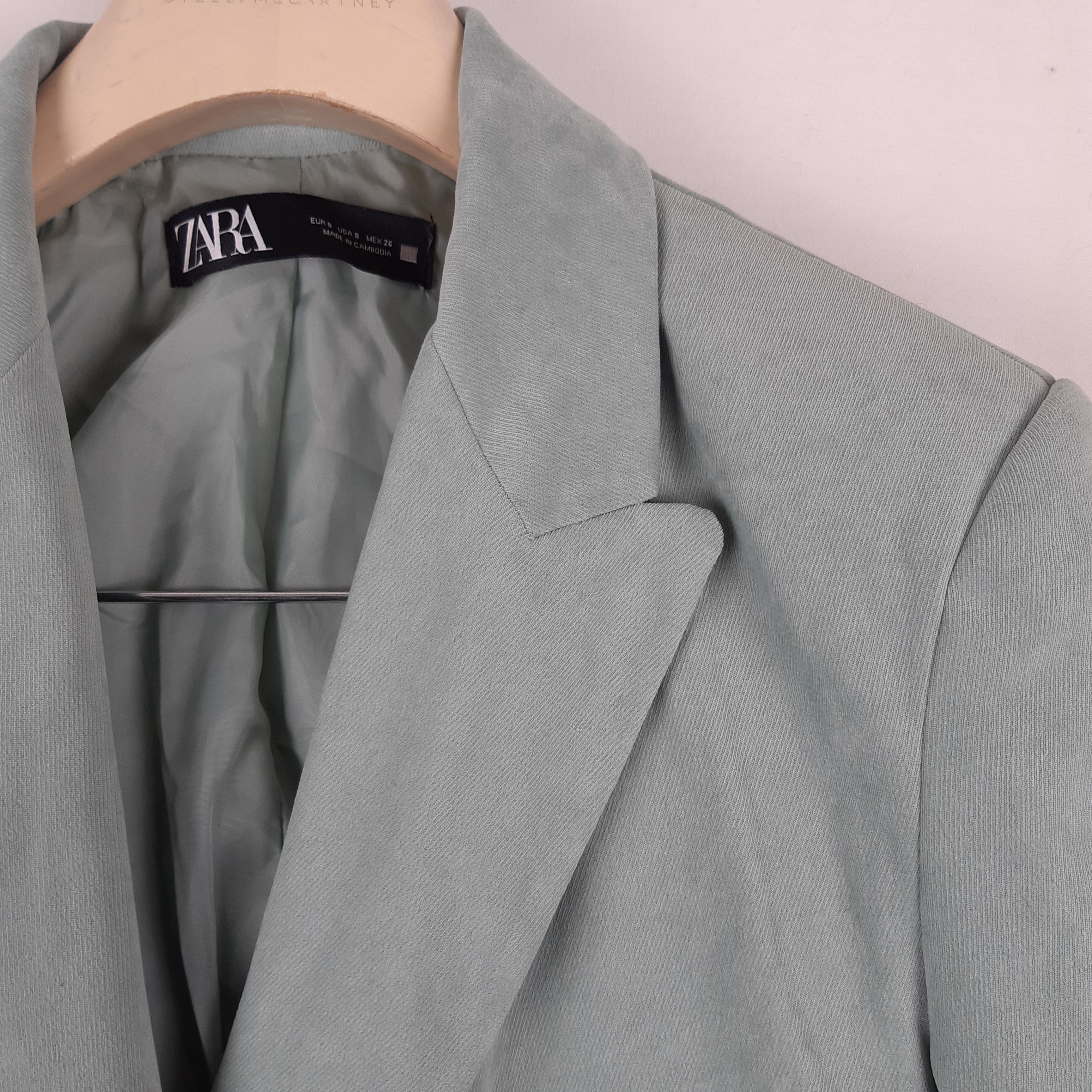 Voir photo 2 de Zara - Blazer effet daim vert sauge - Taille S mesures Carrure= 45 cm Poitrine= 51 Longueur= 72 cm Zara - Blazer effet daim vert sauge - Taille S mesures Carrure= 45 cm Poitrine= 51 Longueur= 72 cm Très bon état - Vue 2 -