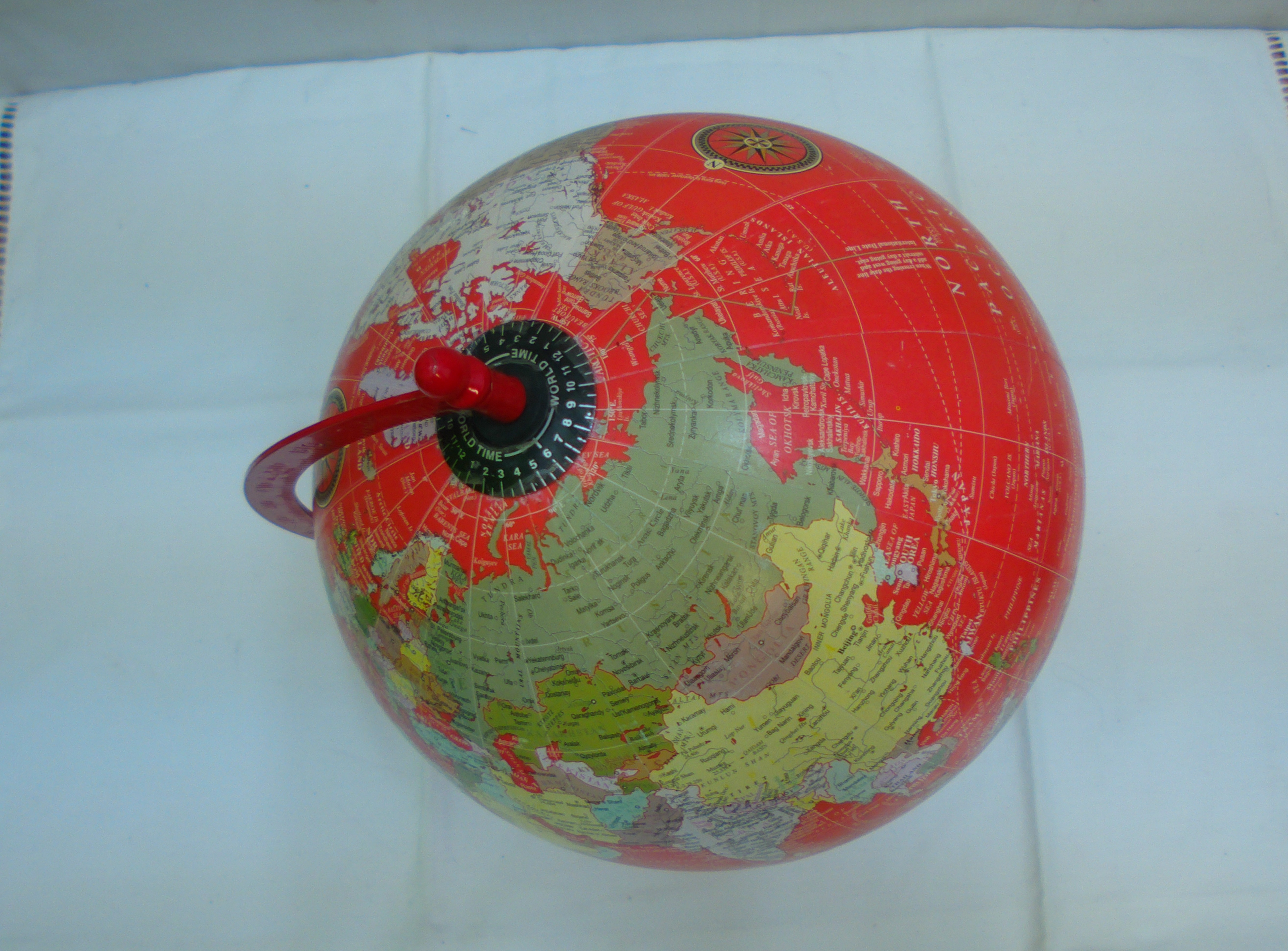 Globe terrestre rouge - Photo 2