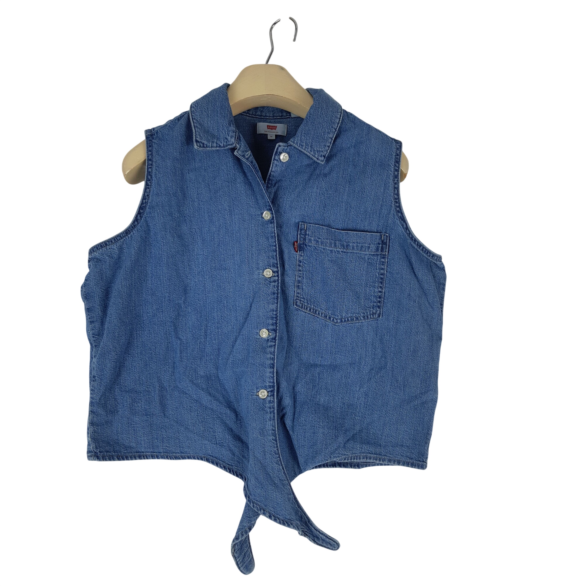 Levis - Chemise en jean sans manches à nouer - Taille M mesures Carrure= 36 Poitrine= 52 Longueur= 46 Très bon état -  reconditionné disponible sur Label Emmaüs