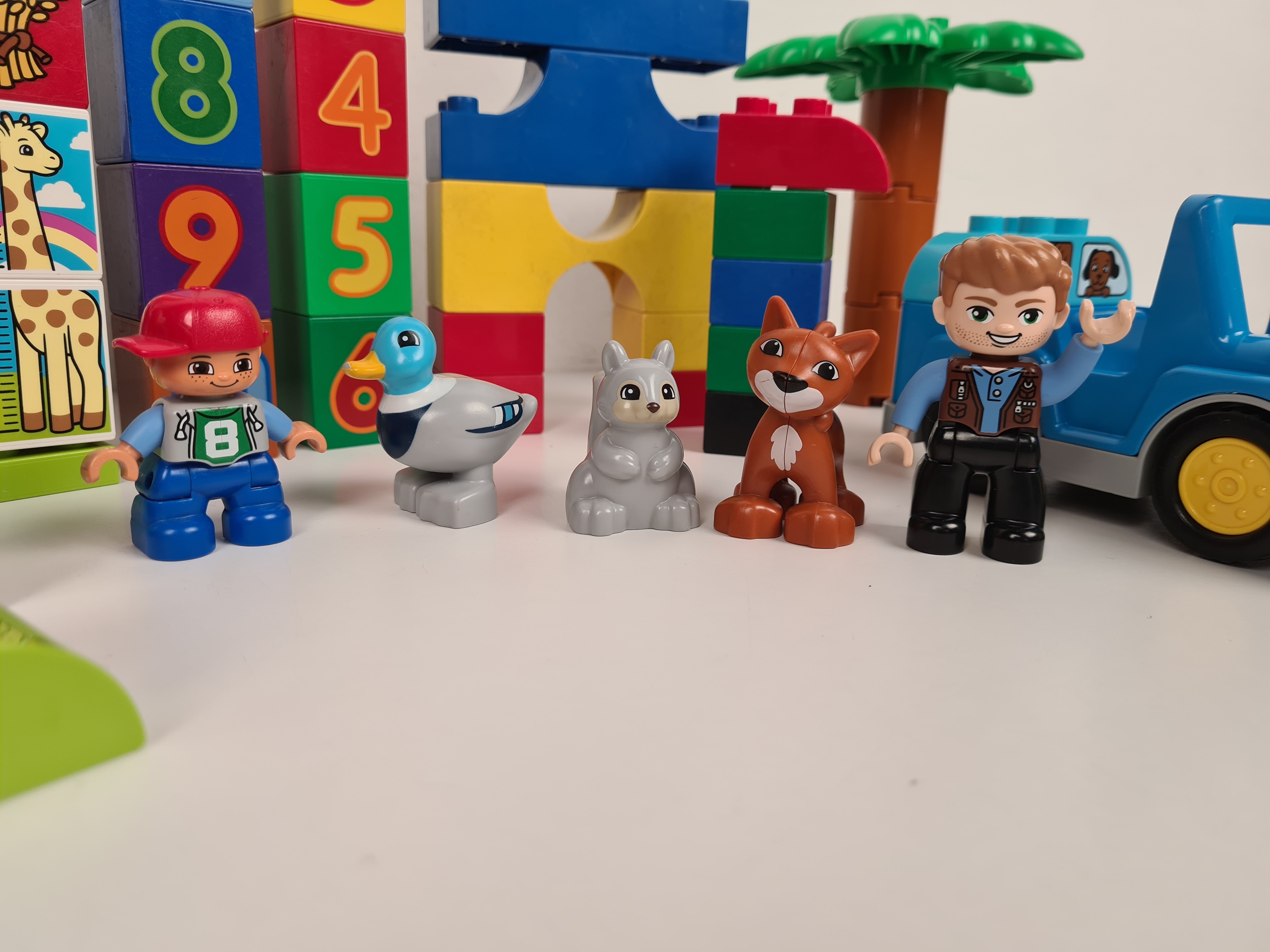 Lego Duplo - Sachet 1kg blocs de construction en vrac avec 1 voiture, des personnages et animaux - +12 mois - Photo 2