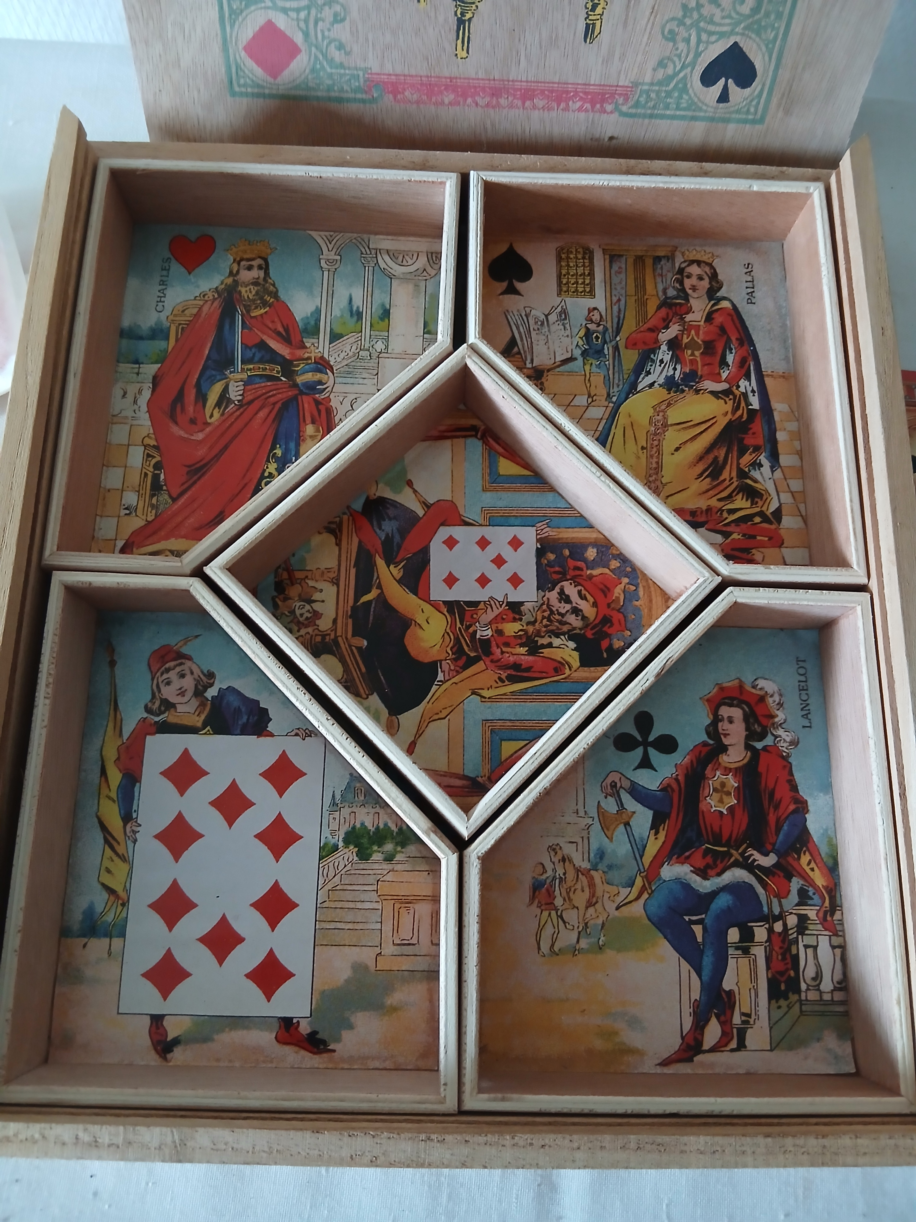 Jeu de nain jaune dans une boite en bois.  - Vue 2 - 