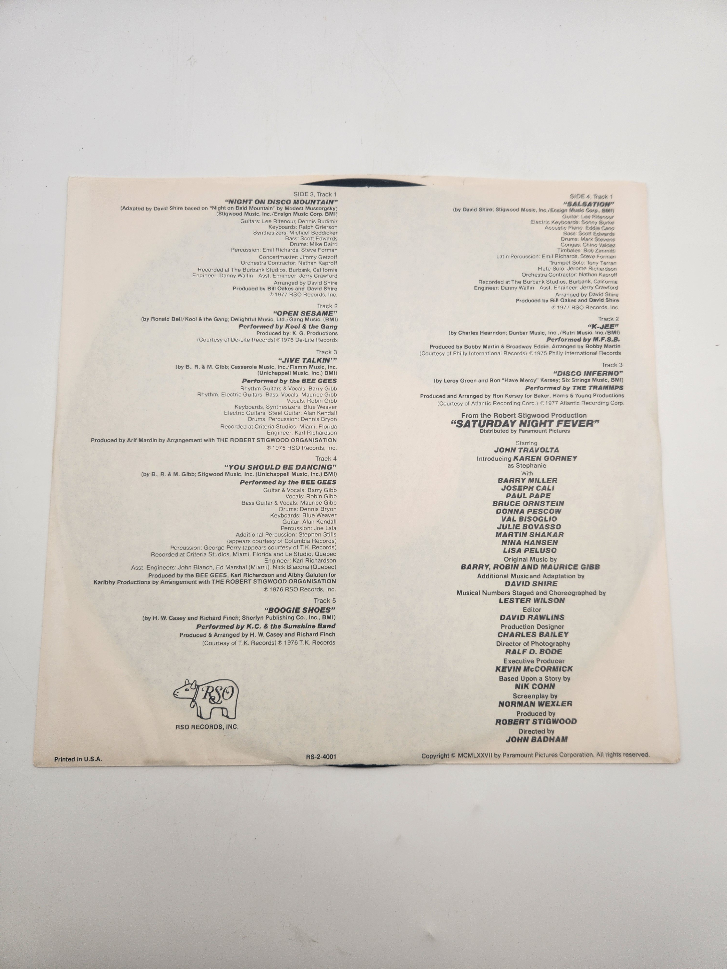 Voir photo 4 de Vinyle 33 tours — de la bande originale du film culte Saturday Night Fever Année 1977 Vinyle 33 tours — de la bande originale du film culte Saturday Night Fever Année 1977 Très bon état - Vue 4 -