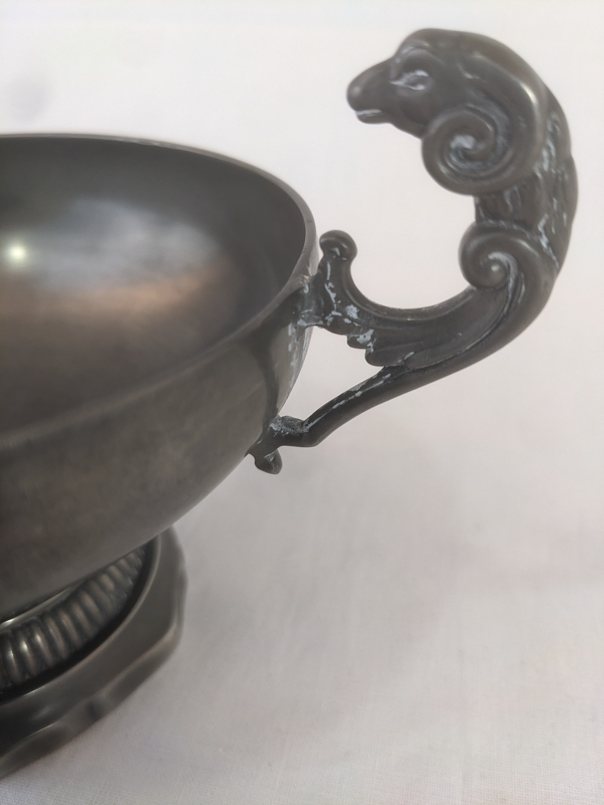 Coupe Bourguignonne anses bélier en étain fin  - Vue 2 - 