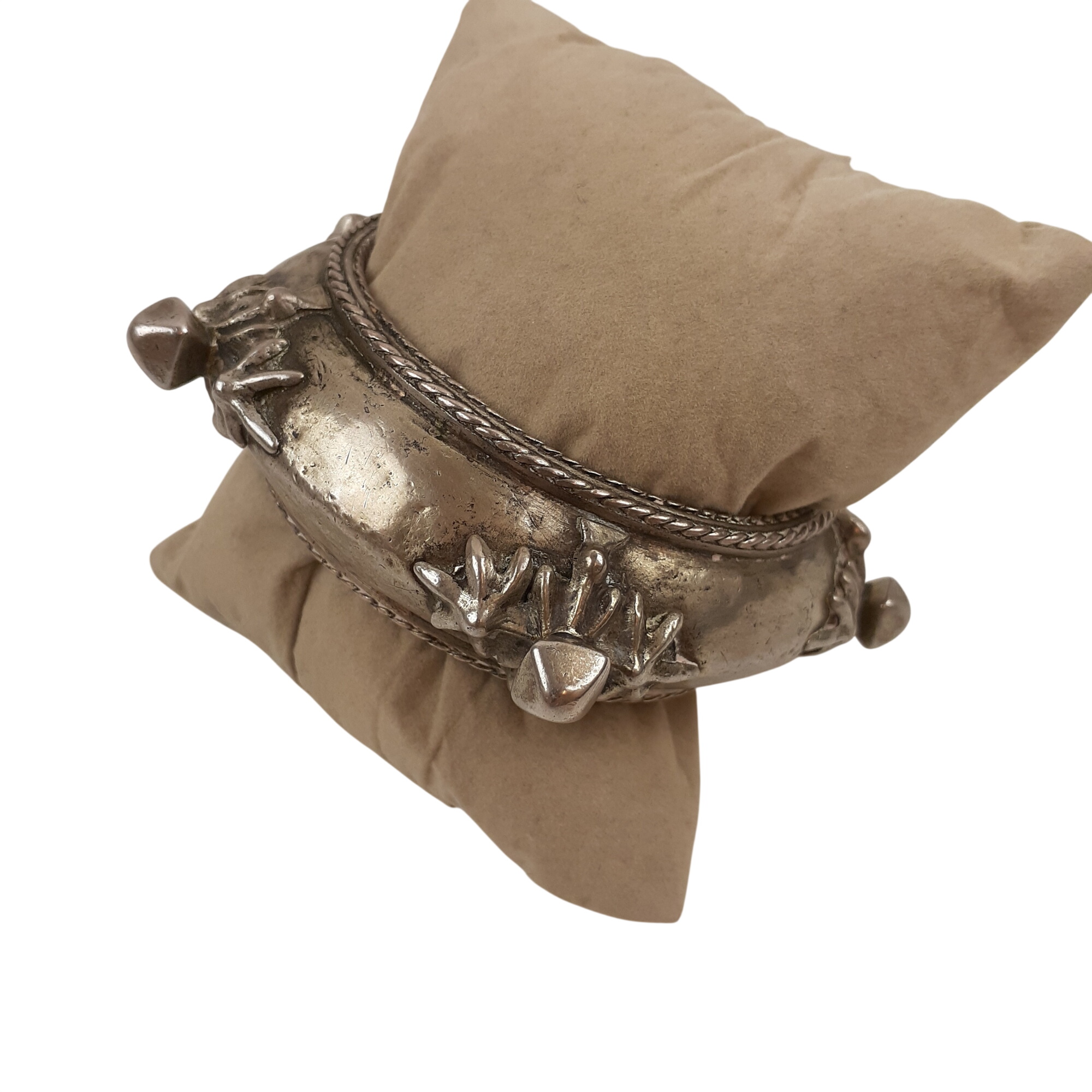 Acheter Bracelet berbère en métal argenté Comme neuf - 80,00 € Bracelet berbère en métal argenté Comme neuf - reconditionné disponible sur Label Emmaüs