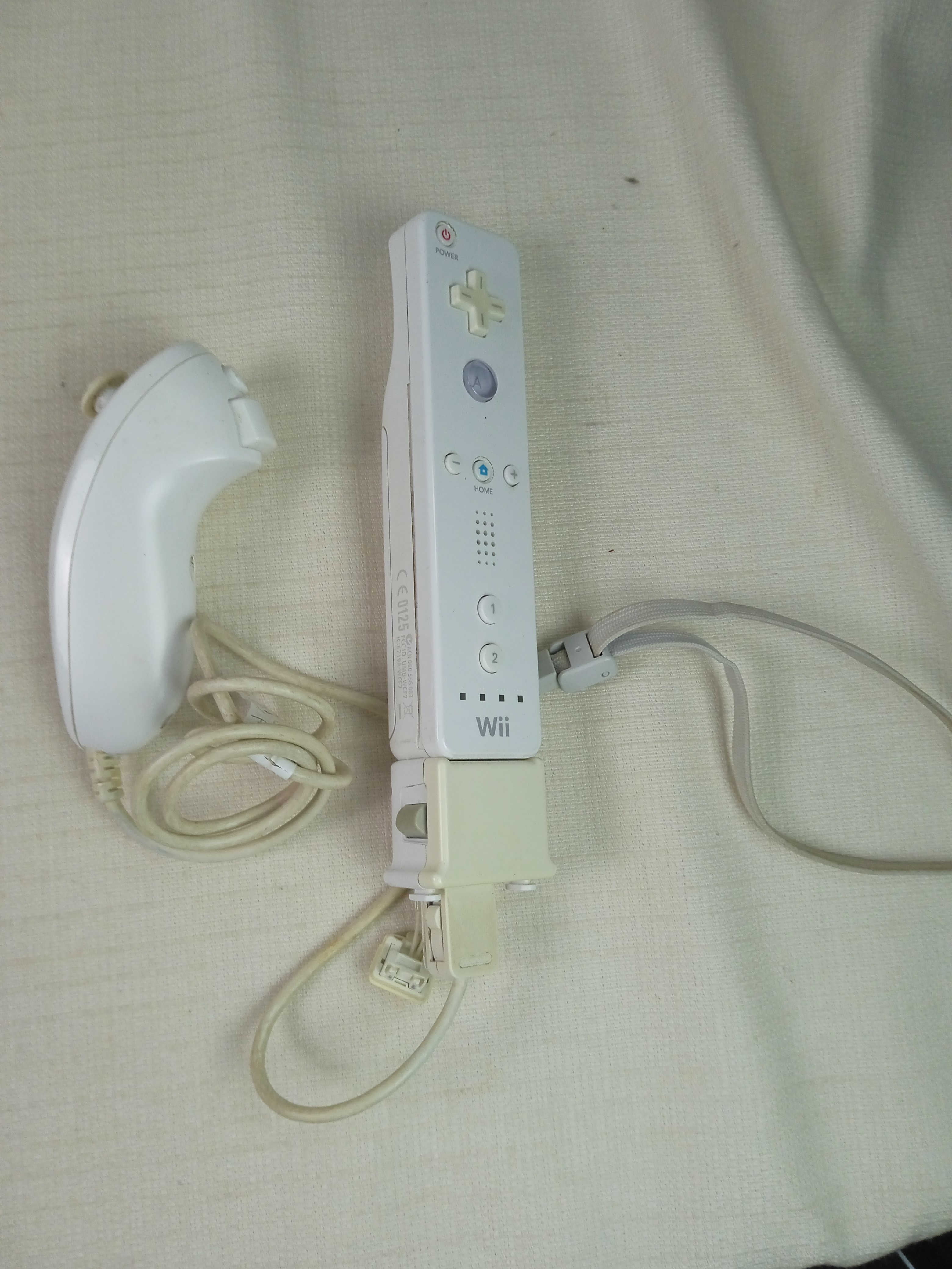 Voir photo 4 de Console Wii avec deux manettes ( Wiimote et Wii nunchuck) et trois volants Console Wii avec deux manettes ( Wiimote et Wii nunchuck) et trois volants Bon état - Vue 4 -