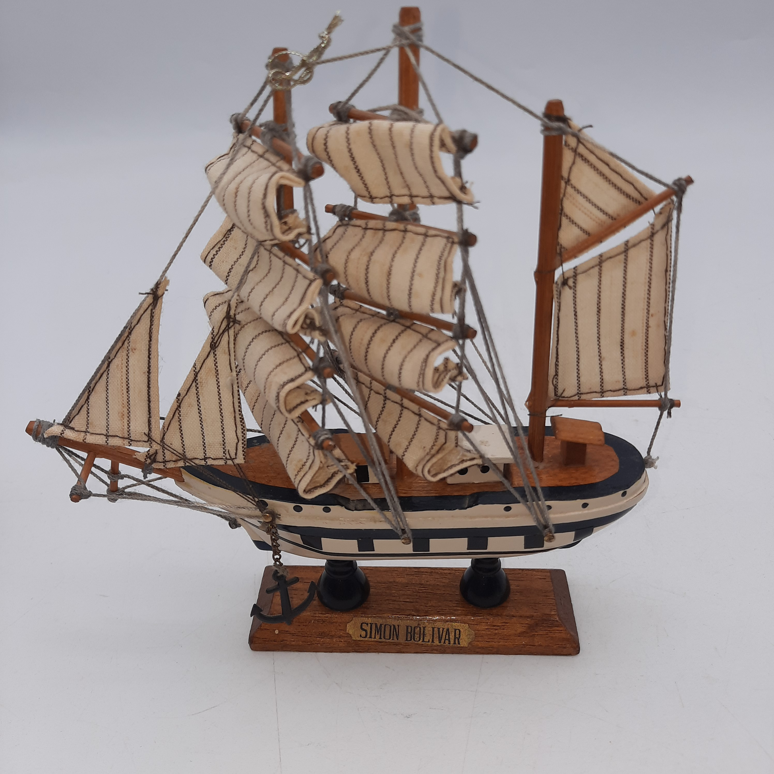 Voir photo 3 de Lot de 3 maquettes de bateau "Simon BOLIVAR" et bateau de pèche modélisme en bois. Lot de 3 maquettes de bateau "Simon BOLIVAR" et bateau de pèche modélisme en bois. État correct - Vue 3 -