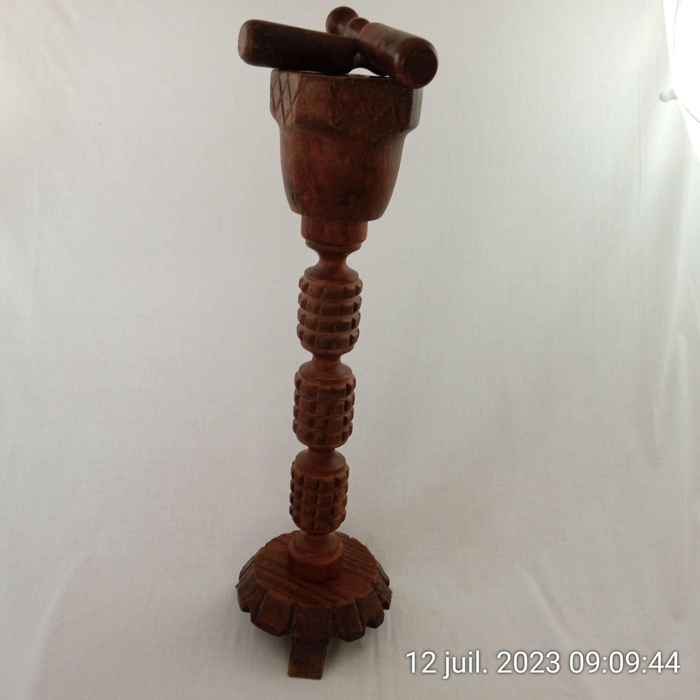 Original cendrier vintage sur pied style africain en bois sculpté - Photo 1