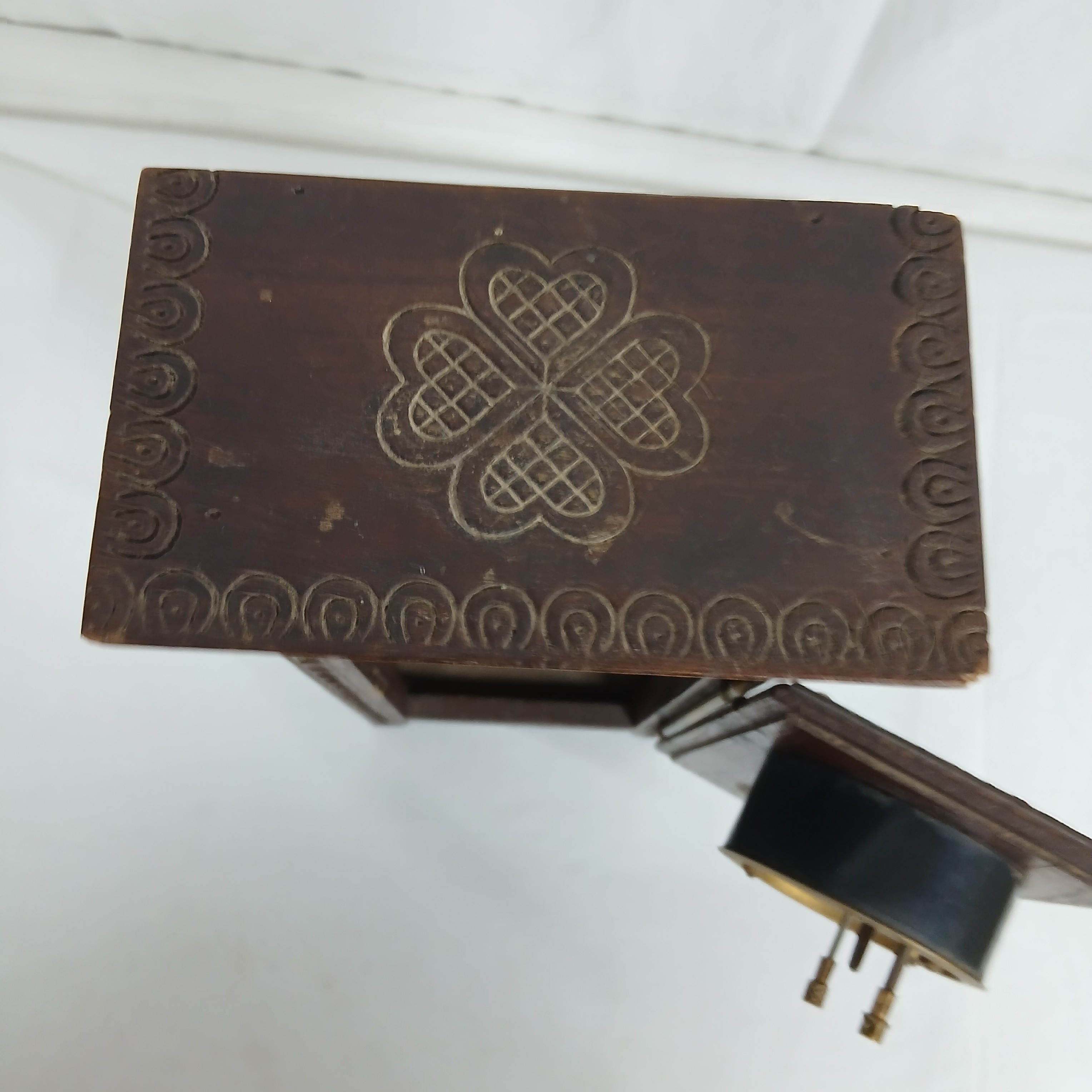 Voir photo 8 de ARMOIRE POUR POUPÉE BRETONNE AVEC HORLOGE MÉCANIQUE VINTAGE ARMOIRE POUR POUPÉE BRETONNE AVEC HORLOGE MÉCANIQUE VINTAGE État correct - Vue 8 -