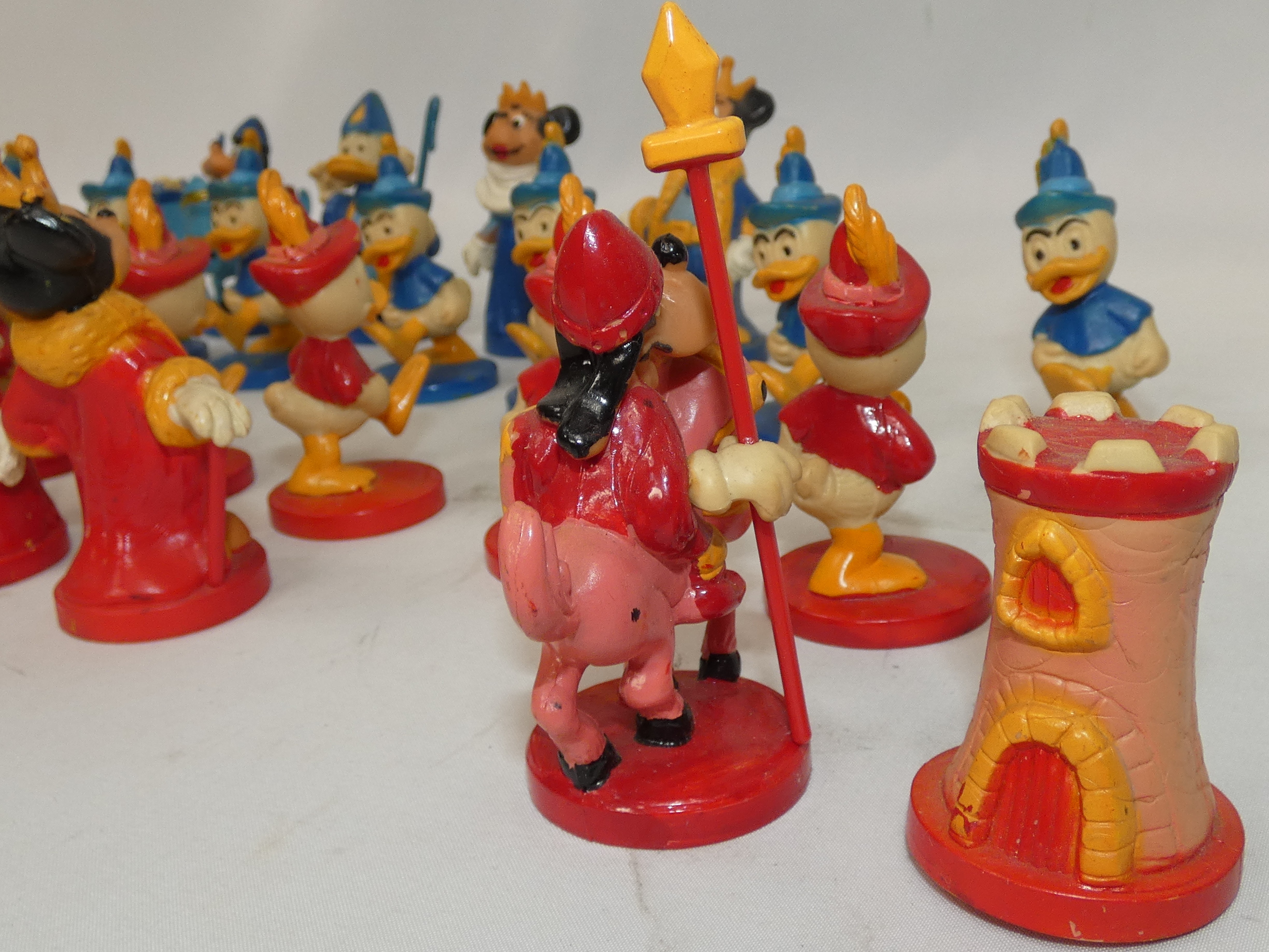 Voir photo 12 de Lot de 26 pièces de jeu d'échec Mickey Mouse W.D.P Lot de 26 pièces de jeu d'échec Mickey Mouse W.D.P - Vue 12 -