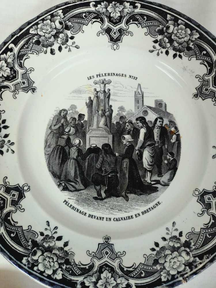 Voir photo 9 de 8 assiettes anciennes, à dessert, des Pèlerinages " Creil et Montereau", en faïence. 8 assiettes anciennes, à dessert, des Pèlerinages " Creil et Montereau", en faïence. Bon état - Vue 9 -