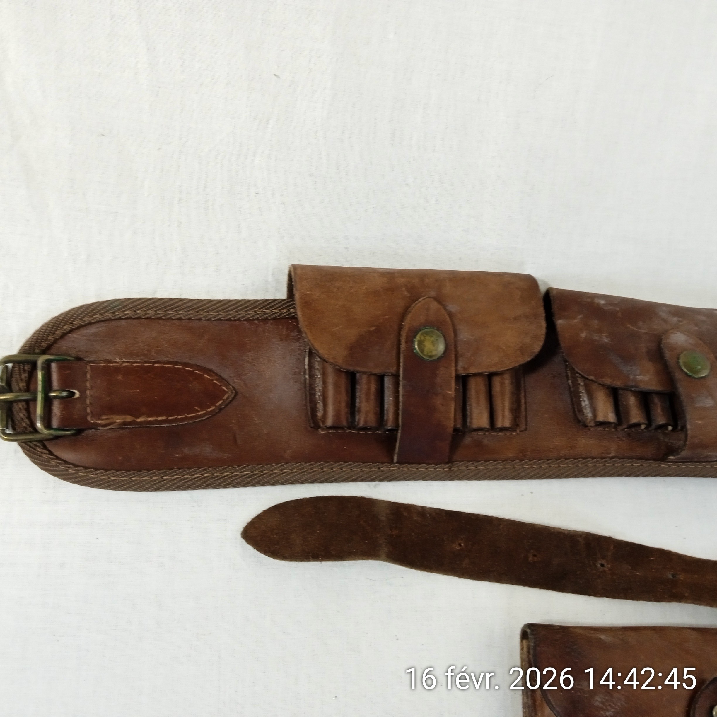 Ancien ceinturon cartouchière Bandoulière époque guerre en cuir fauve Bon état - Vue 3 - 