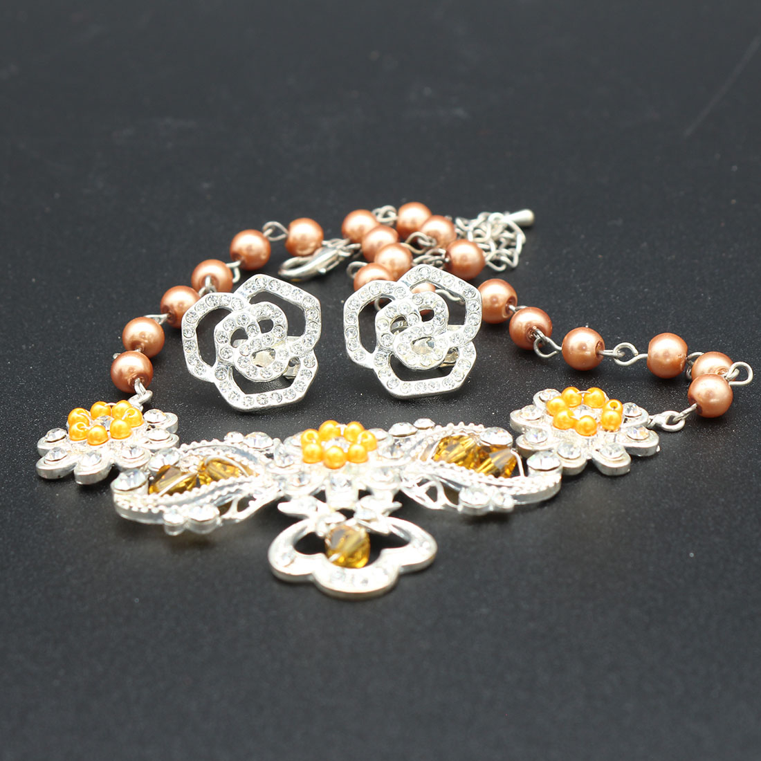 Voir photo 2 de Collier plastron et boucle d'oreille stras et ocre Collier plastron et boucle d'oreille stras et ocre - Vue 2 -