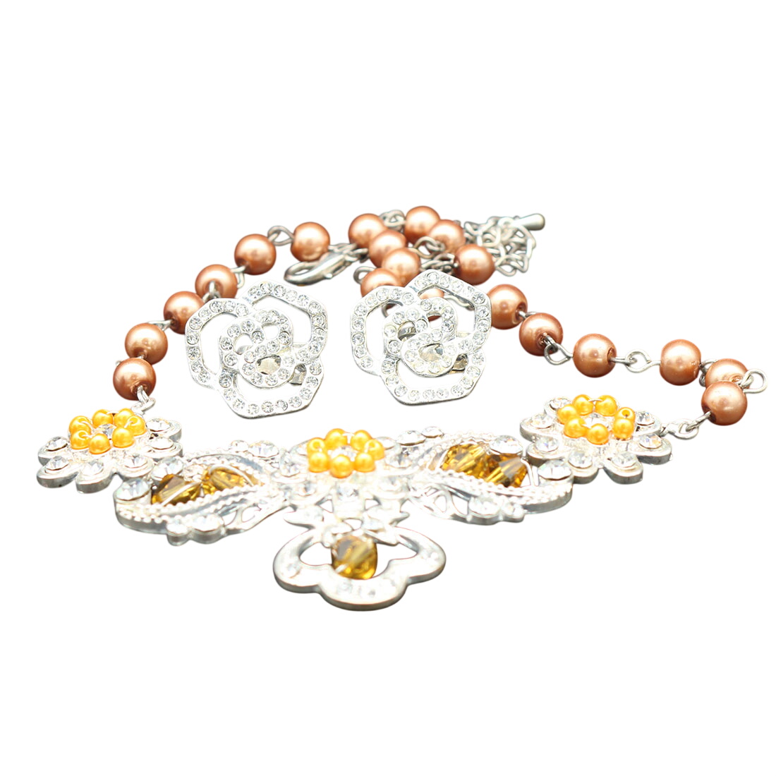 Acheter Collier plastron et boucle d'oreille stras et ocre - 15,00 € Collier plastron et boucle d'oreille stras et ocre - reconditionné disponible sur Label Emmaüs
