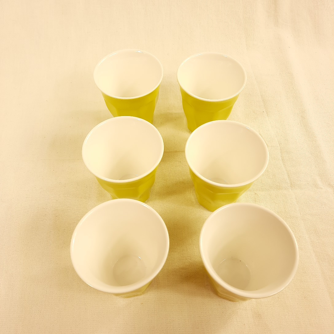 6 mini mugs en céramique vert anis et intérieur blanc Très bon état - Vue 3 - 