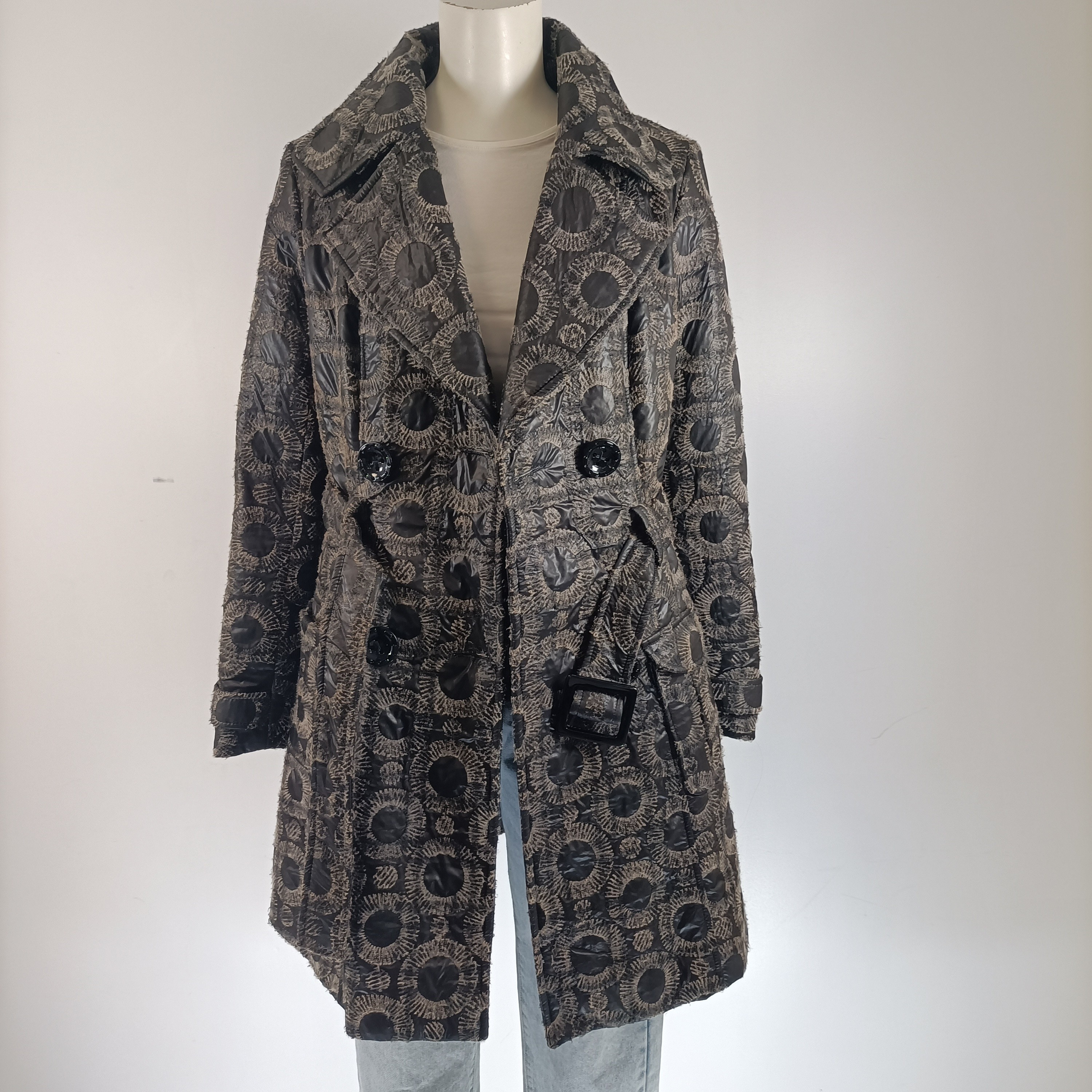 Voir photo 2 de Manteau long femme L Yoor Mino noir gris imprimé graphique ceinturé chaud élégance hiver Manteau long femme L Yoor Mino noir gris imprimé graphique ceinturé chaud élégance hiver Très bon état - Vue 2 -