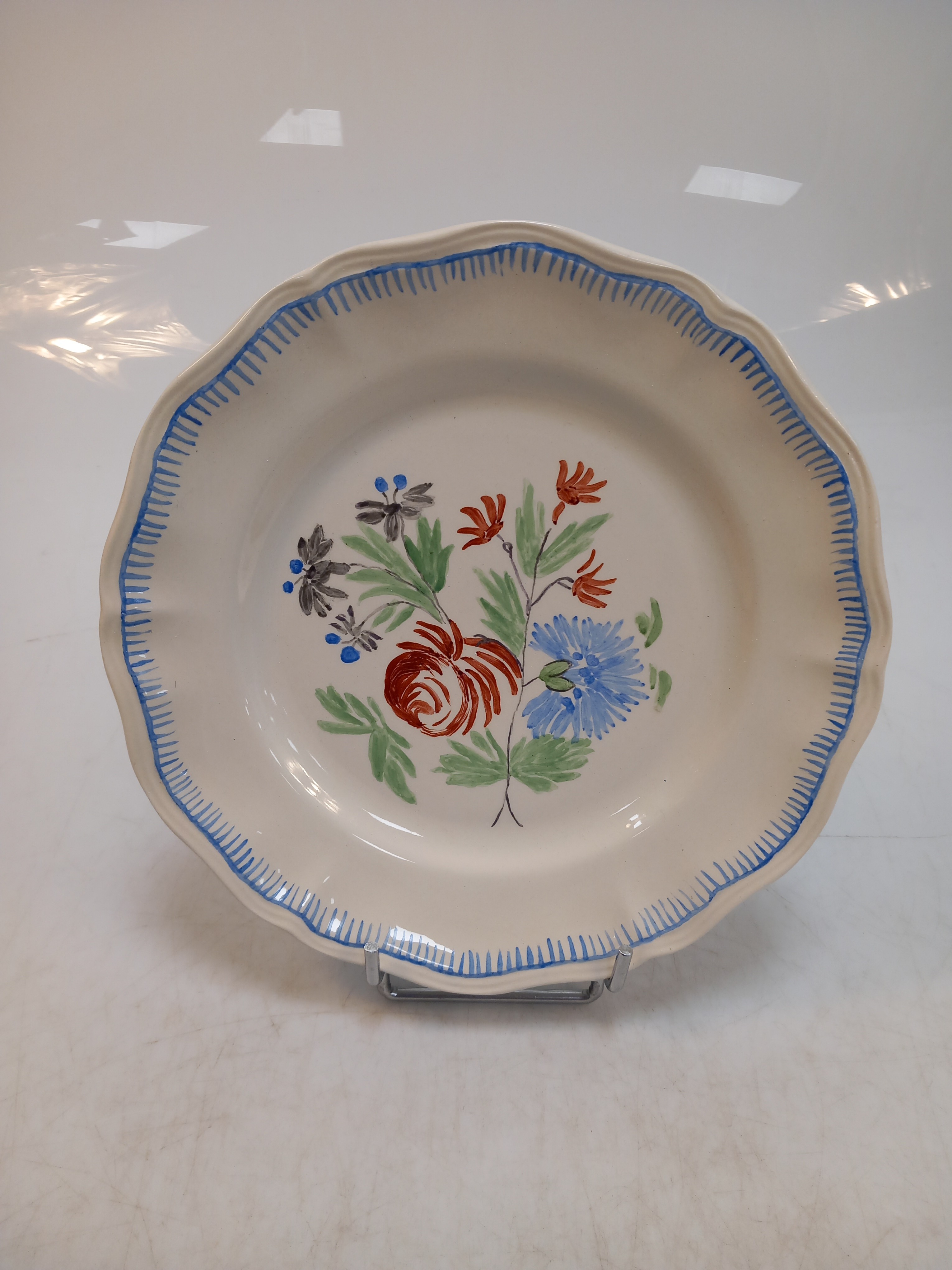 Lot de 2 assiettes plate en faïence, peint à la main, décor floral . - Photo 1