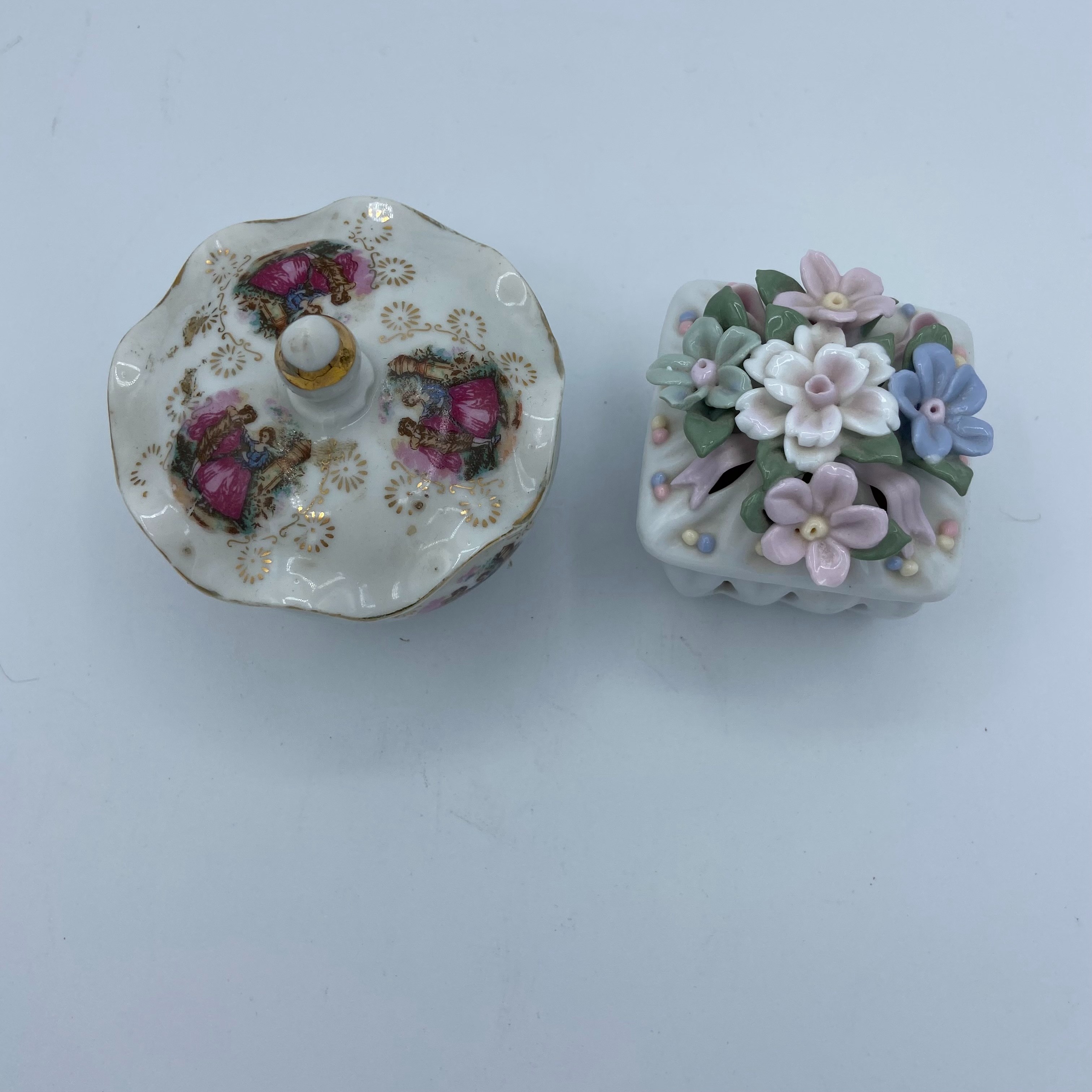 Acheter Lot 2 boîtes porcelaine blanc et rose État correct - 16,00 € Lot 2 boîtes porcelaine blanc et rose État correct - reconditionné disponible sur Label Emmaüs