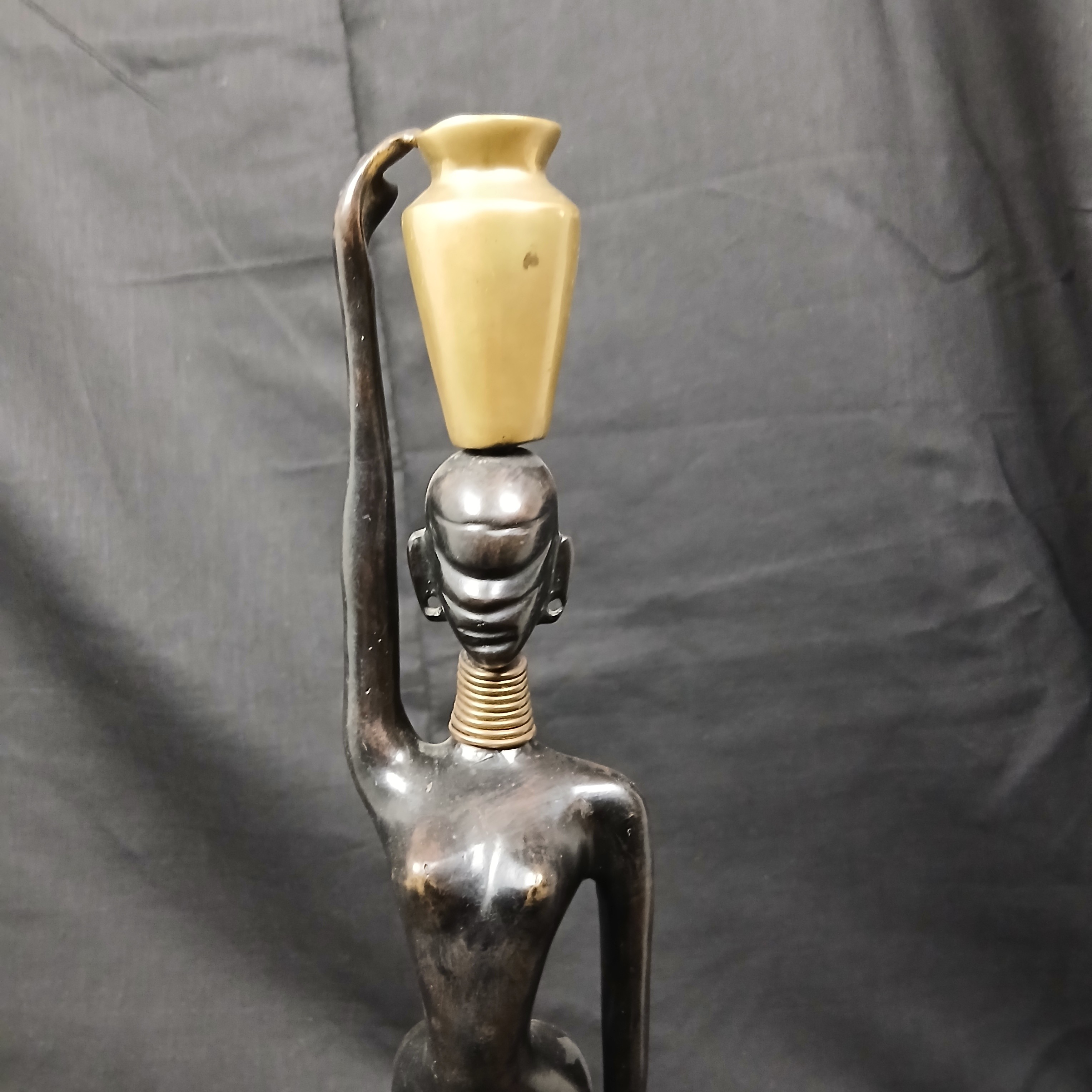 Belle statue porteuse d eau africaine en bronze - Photo 4