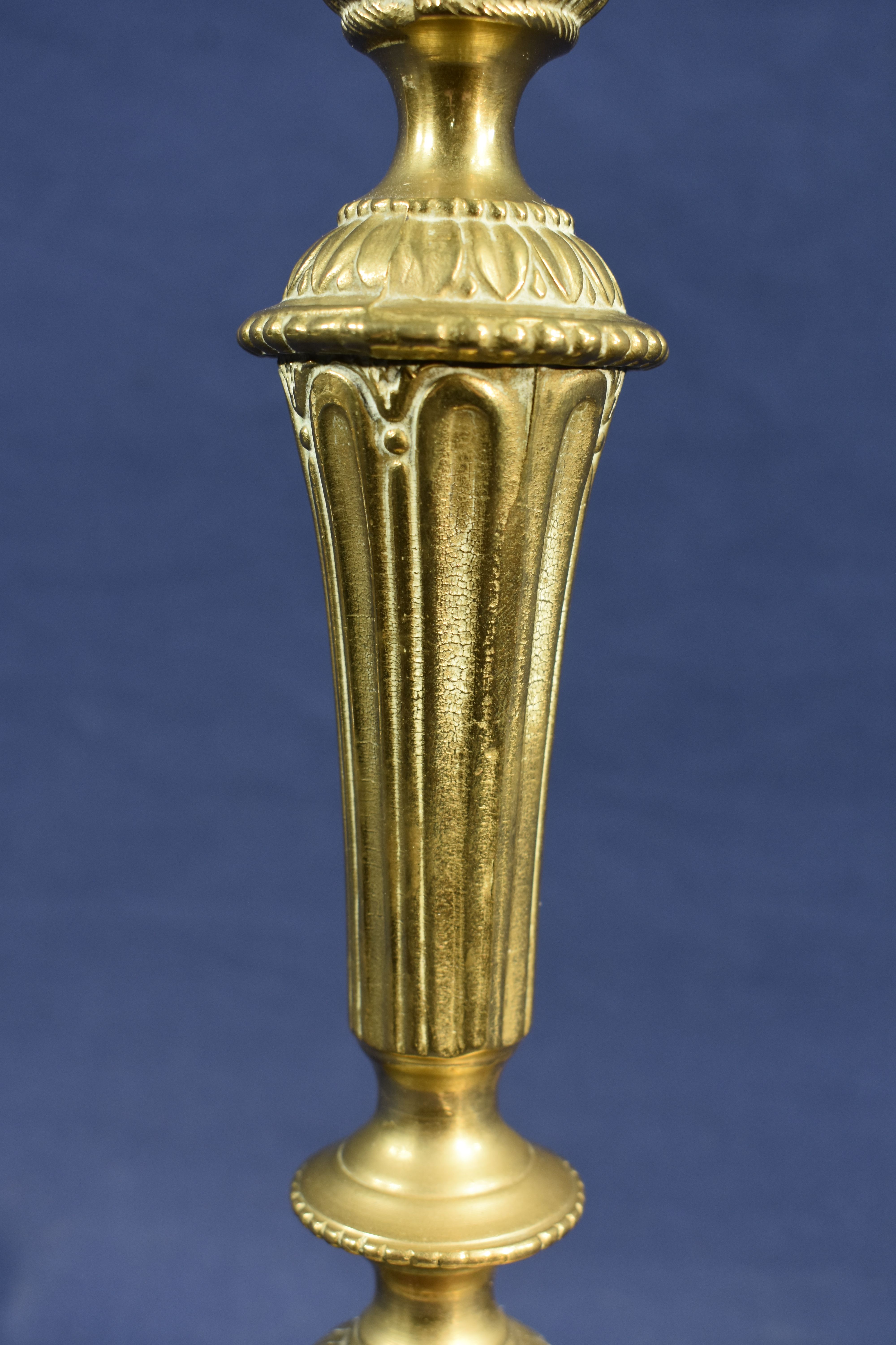 Grand bougeoir en bronze fin XIX é, équipé pour être électrifié, hauteur 28.5 et diamètre 13.5 cm. - Photo 4