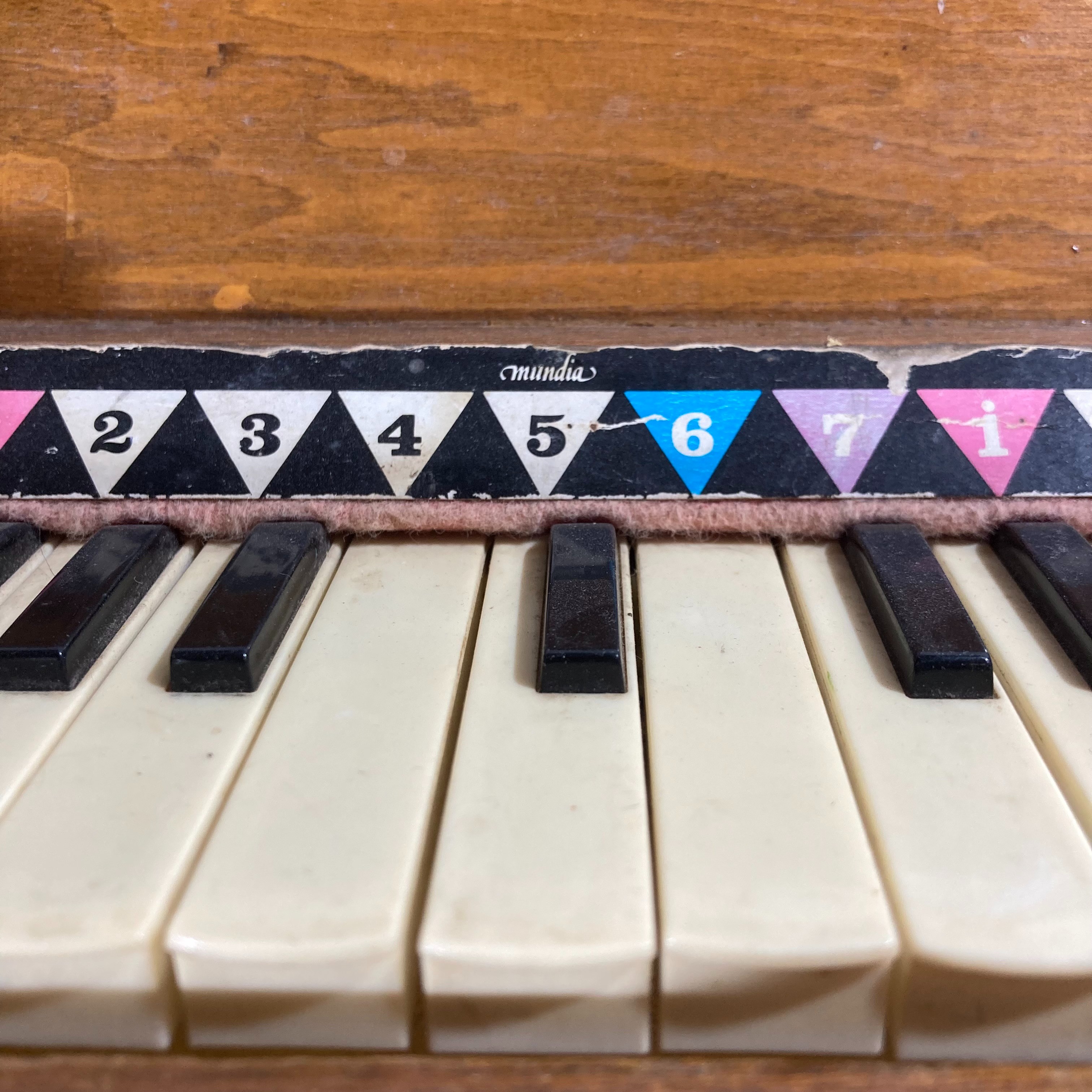 Voir photo 3 de Piano-jouet Vintage en bois Mundia - Charme de l'ancien Piano-jouet Vintage en bois Mundia - Charme de l'ancien Bon état - Vue 3 -