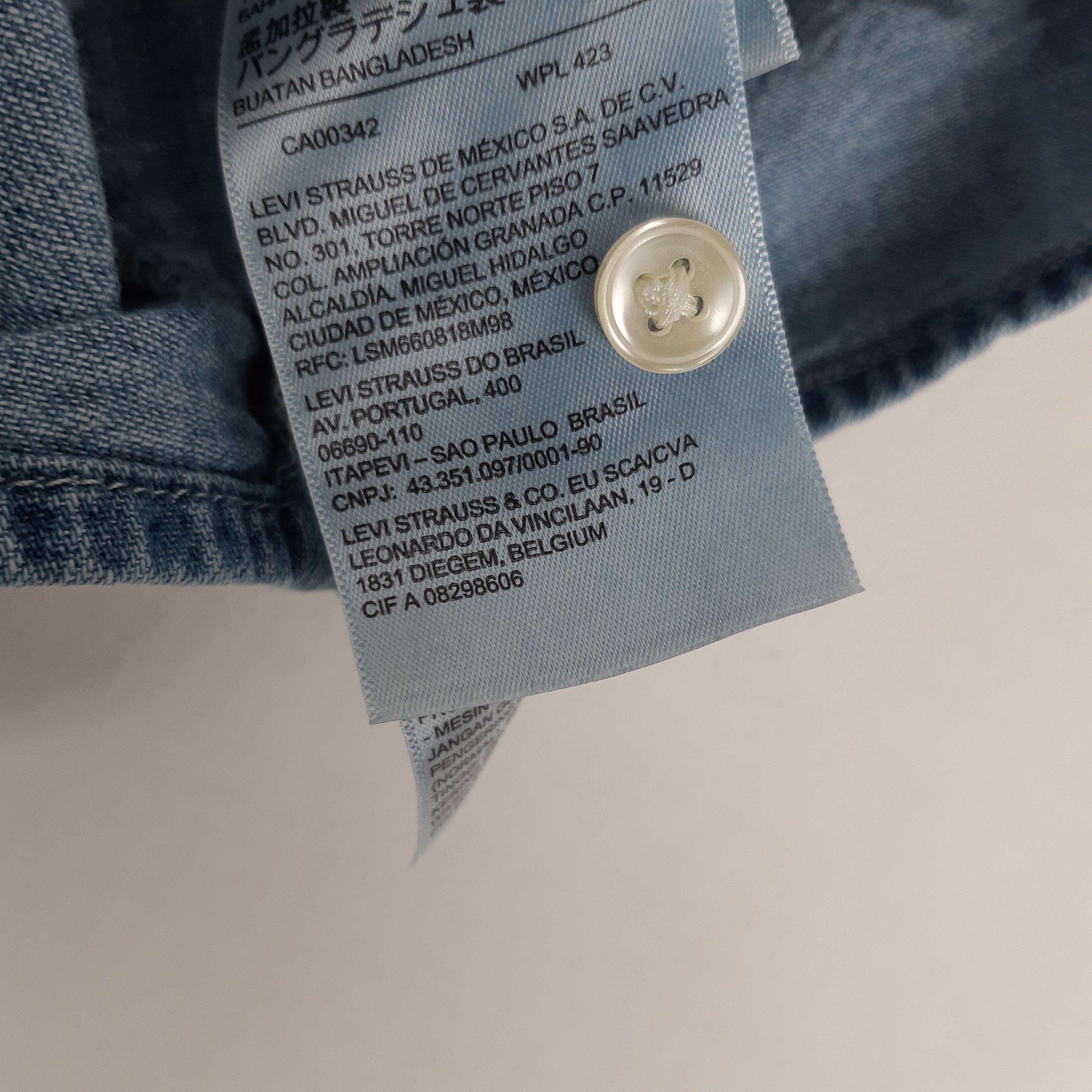 Levis - Chemise en jean sans manches à nouer - Taille M mesures Carrure= 36 Poitrine= 52 Longueur= 46 Très bon état - Vue 4 - 
