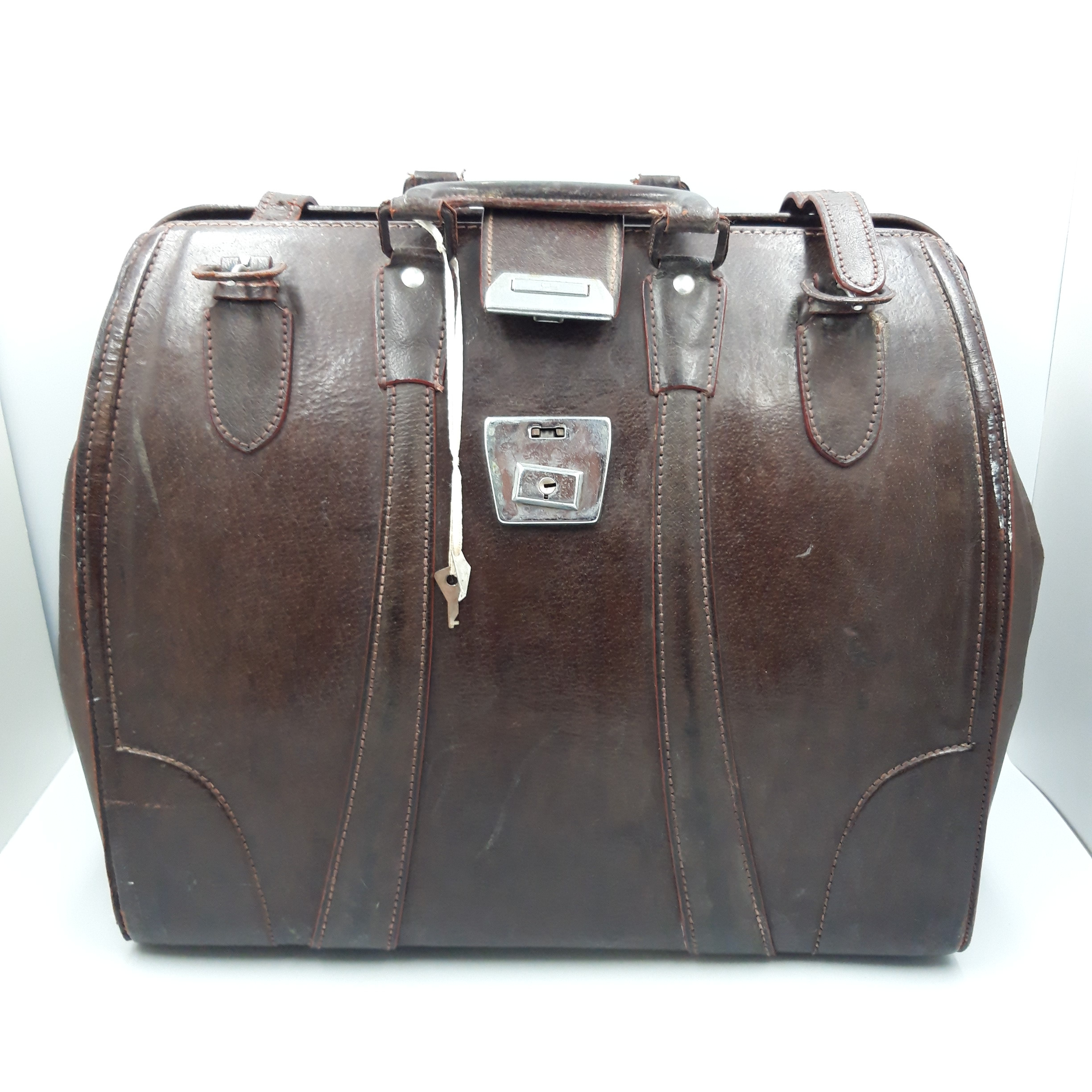 Mallette de voyage à clés en cuir véritable marron Bon état -  reconditionné disponible sur Label Emmaüs