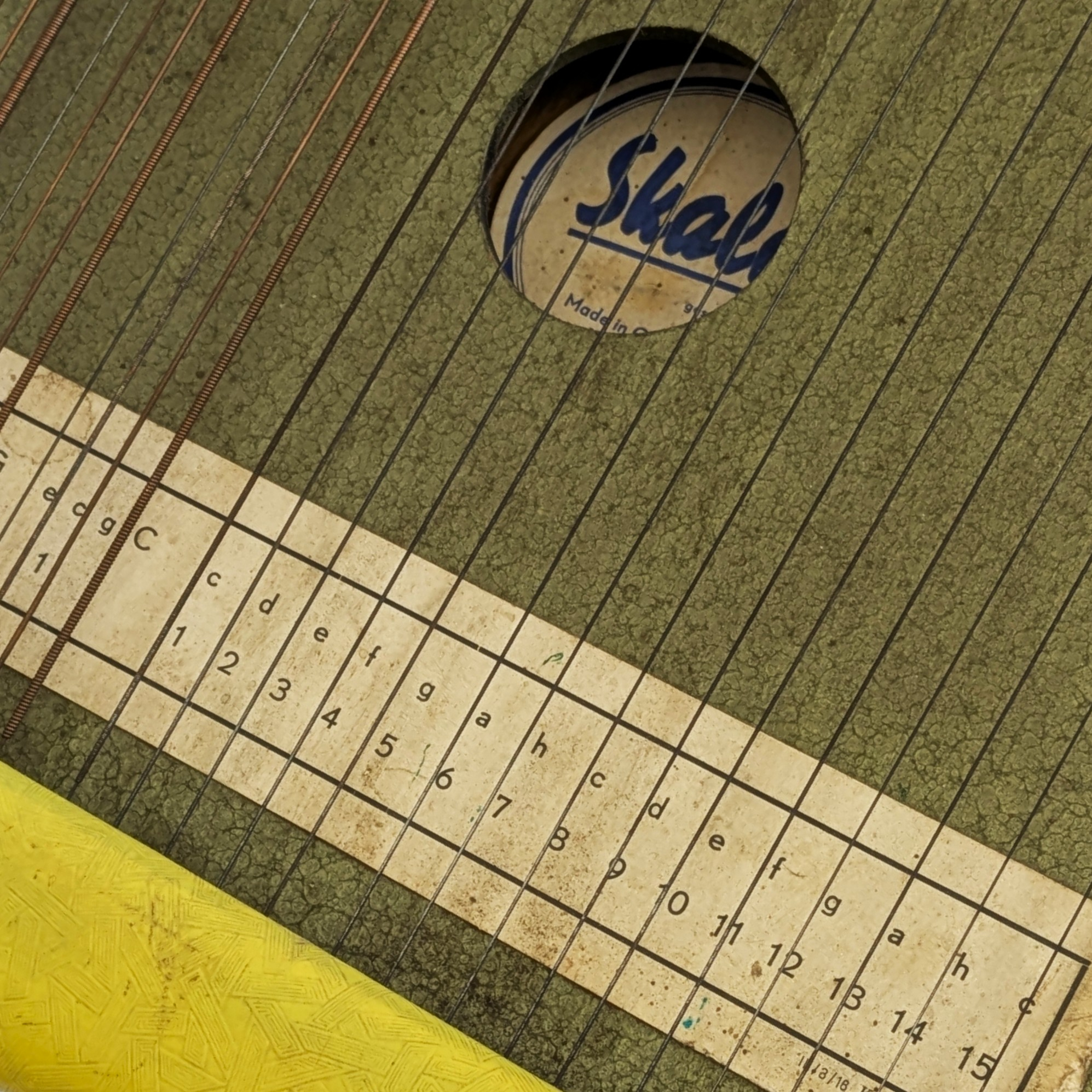 Voir photo 4 de Cithare vintage SKALA - Made in Germany - Instrument ancien. Cithare vintage SKALA - Made in Germany - Instrument ancien. Bon état - Vue 4 -