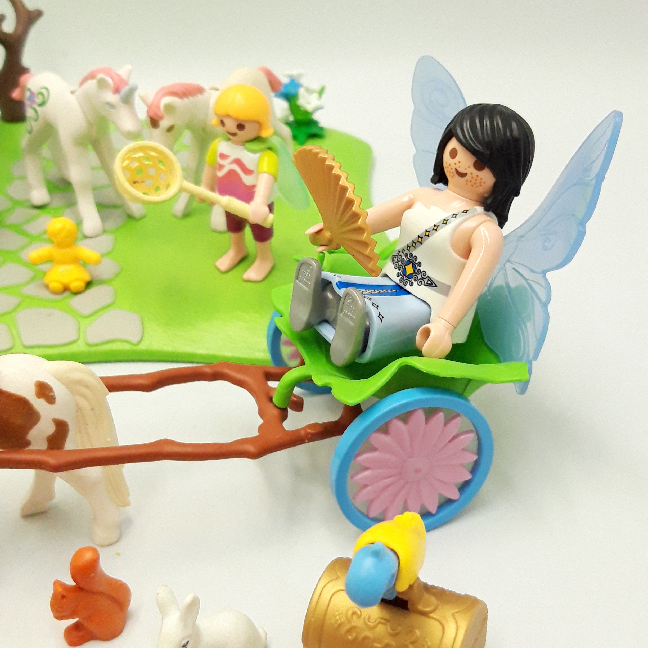 Voir photo 3 de Playmobil 'Calèche avec licornes et fées' 38 pièces Playmobil 'Calèche avec licornes et fées' 38 pièces Bon état - Vue 3 -